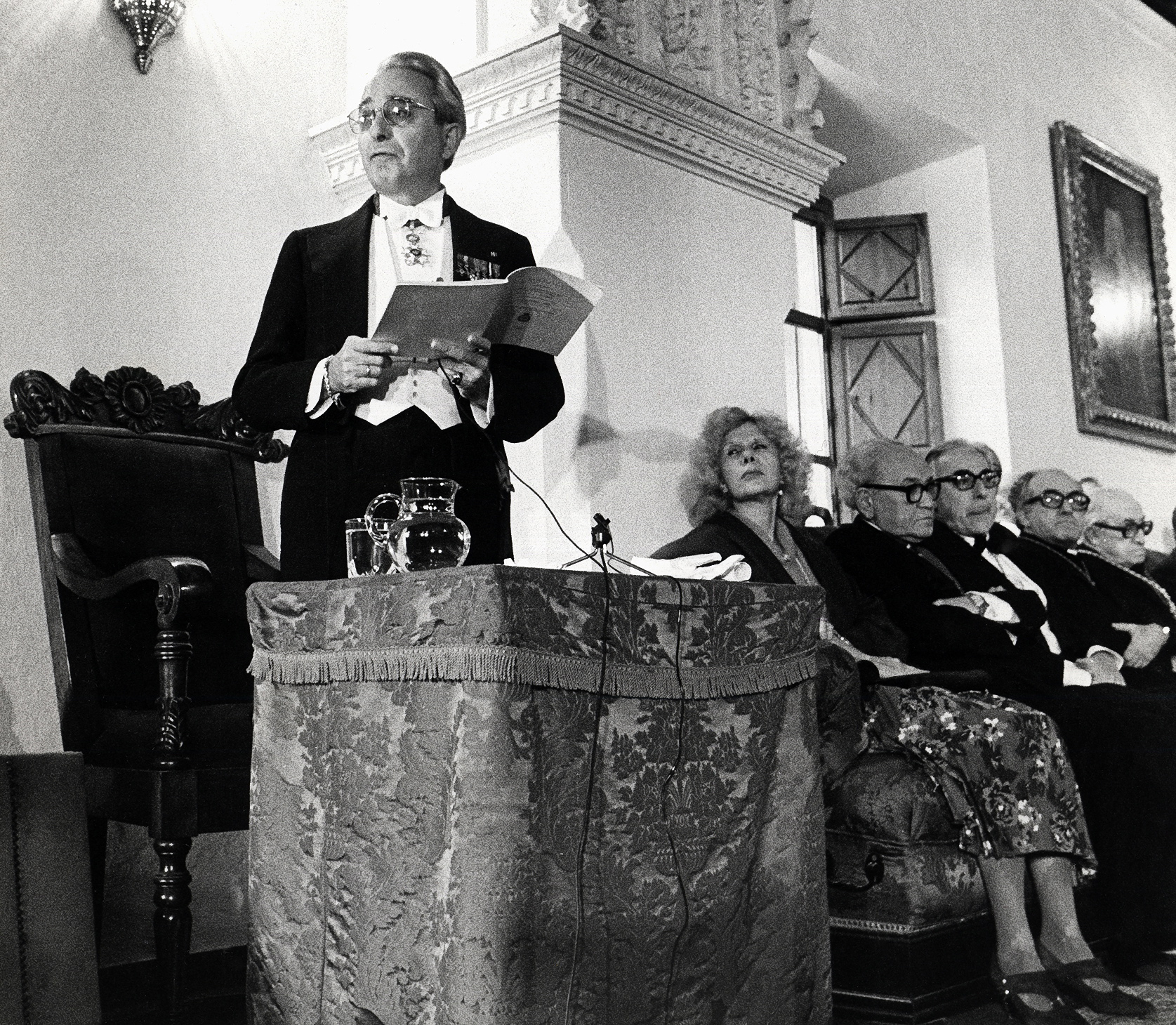 Jesús Aguirre pronuncia en 1985 su discurso de ingreso en la Real Academia Sevillana de Buenas Letras, ante la atenta mirada de su esposa, la duquesa.