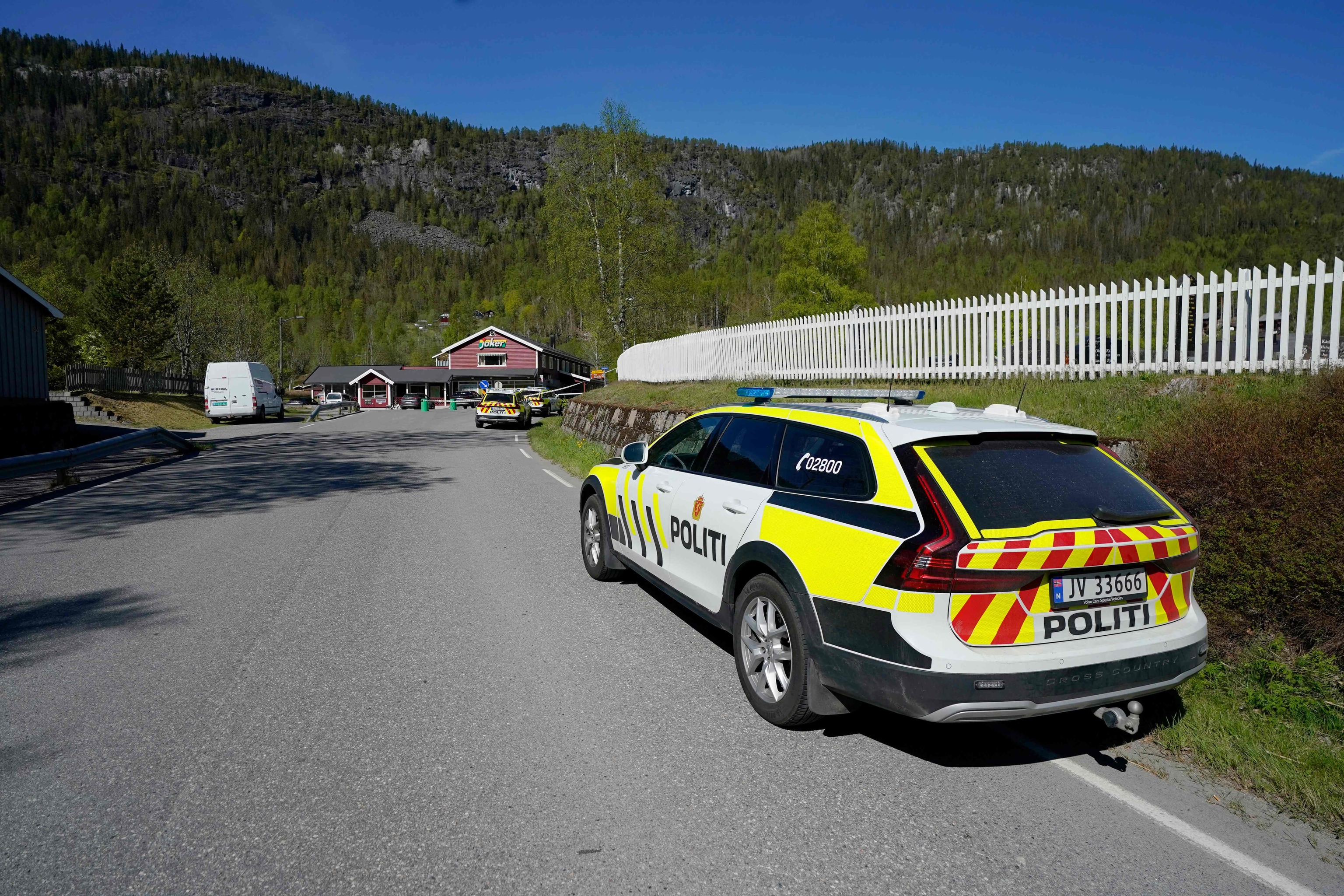 Un coche policial frente a la escena del suceso en Nore, Noruega.