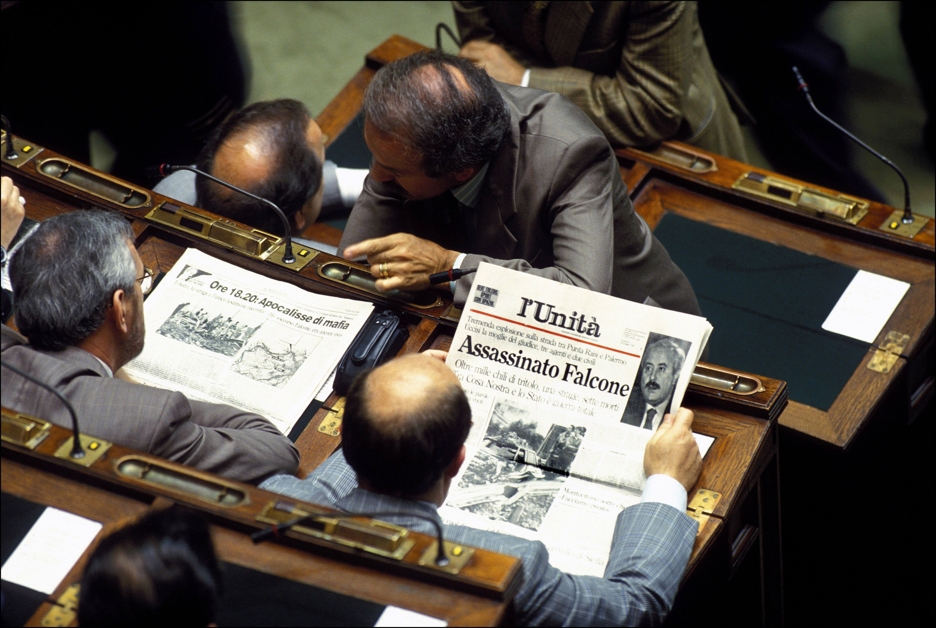 Miembros del gobierno italiano leen la noticia del asesinato de Falcone, en 1992.