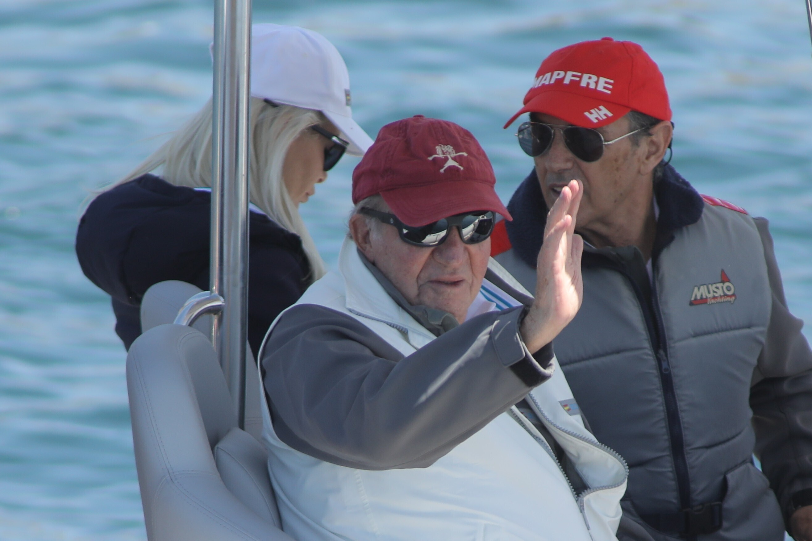 El Rey Juan Carlos, junto a su amigo Pedro Campos y su esposa, en la zodiac desde donde sigue la regata.