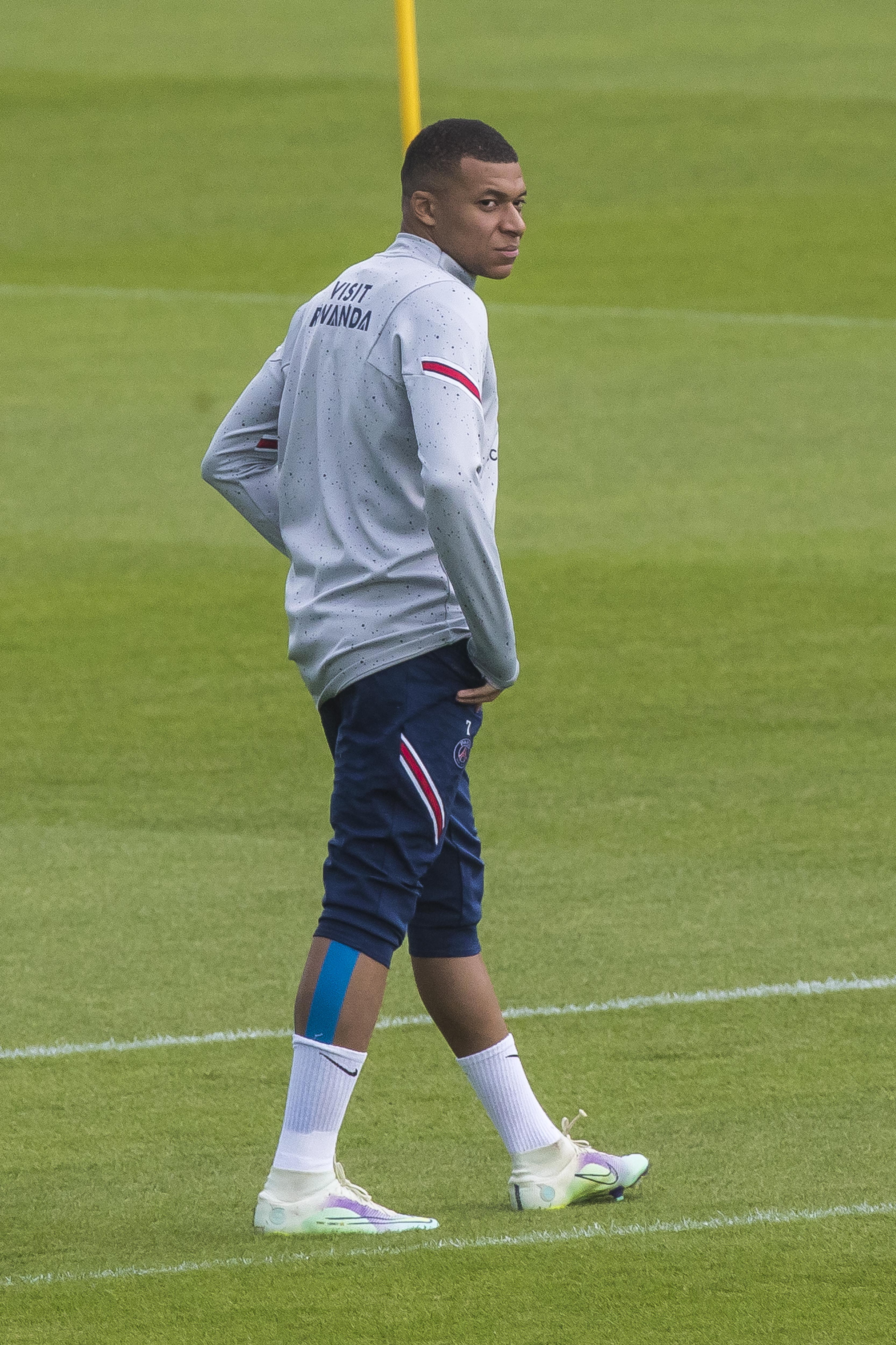 Mbappé, durante el entrenamiento del PSG este viernes.