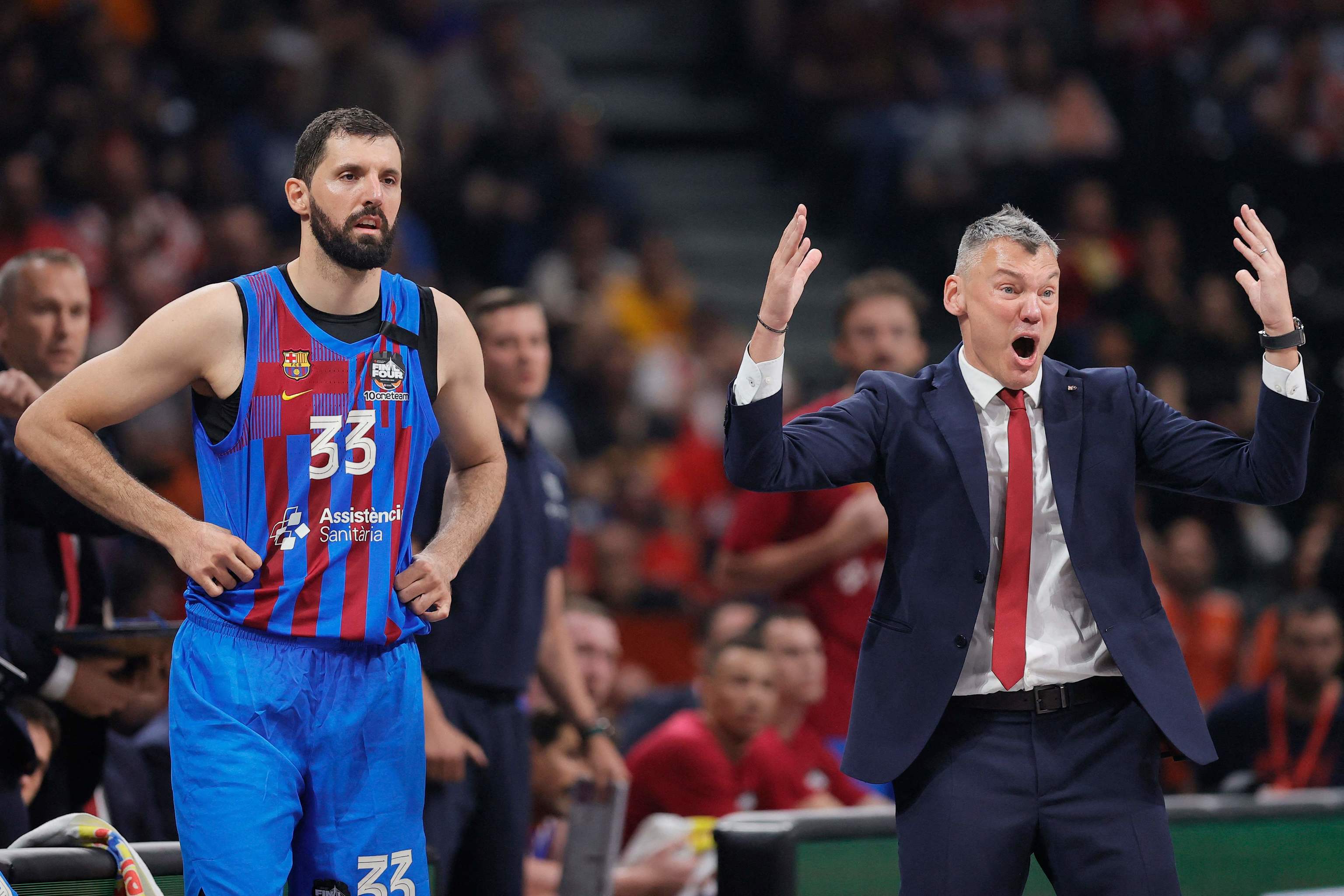 Mirotic and Jasikevicius during a match against Madrid.