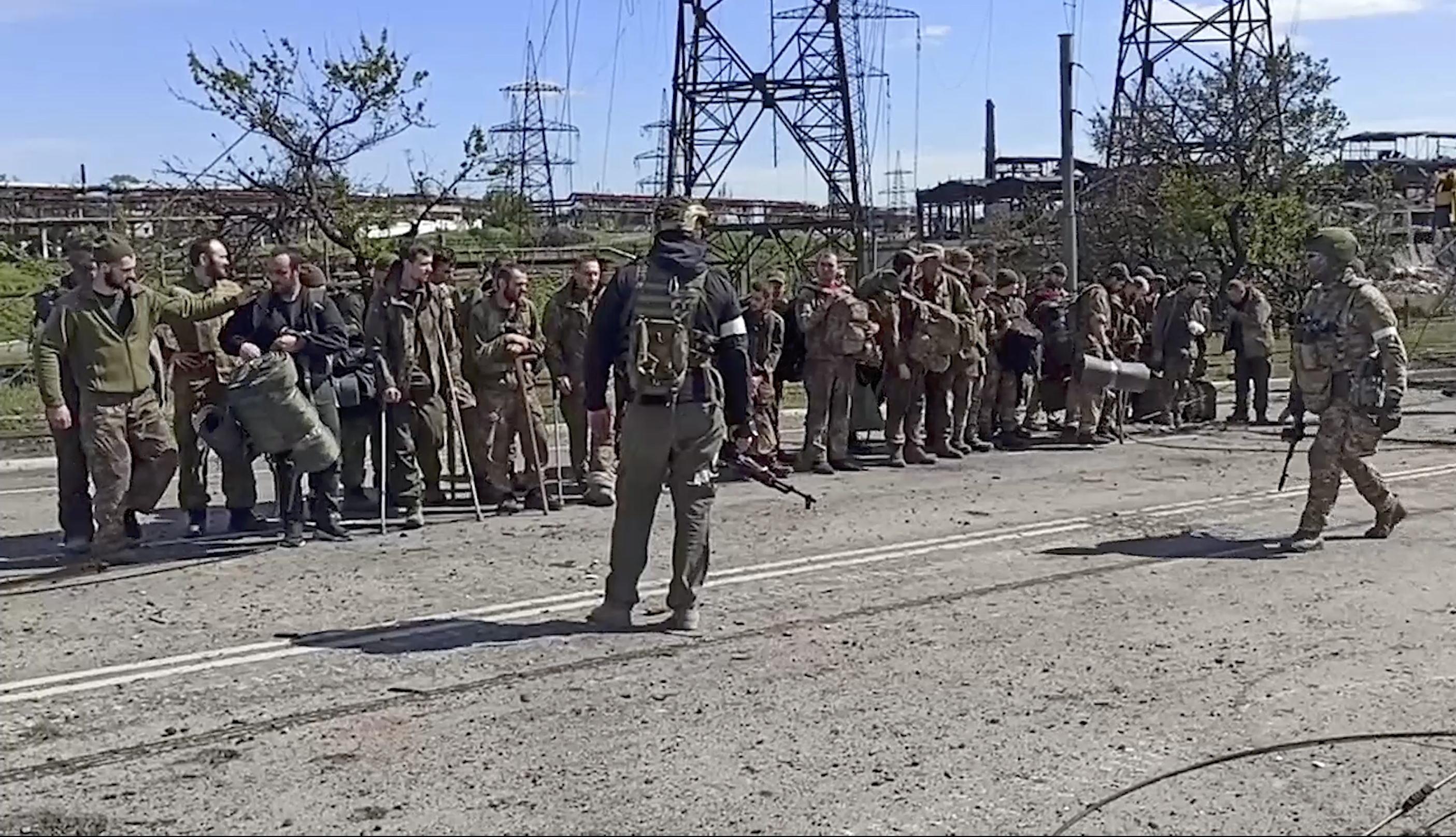 Soldados ucranianos evacuados de Azovstal.