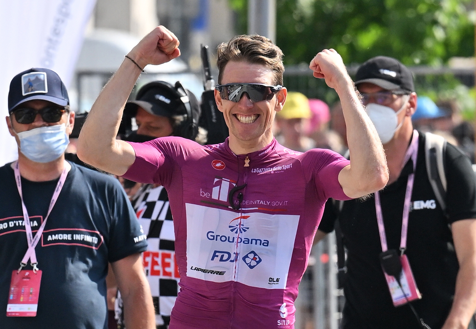 Demare celebra su tercera victoria en el Giro 2022