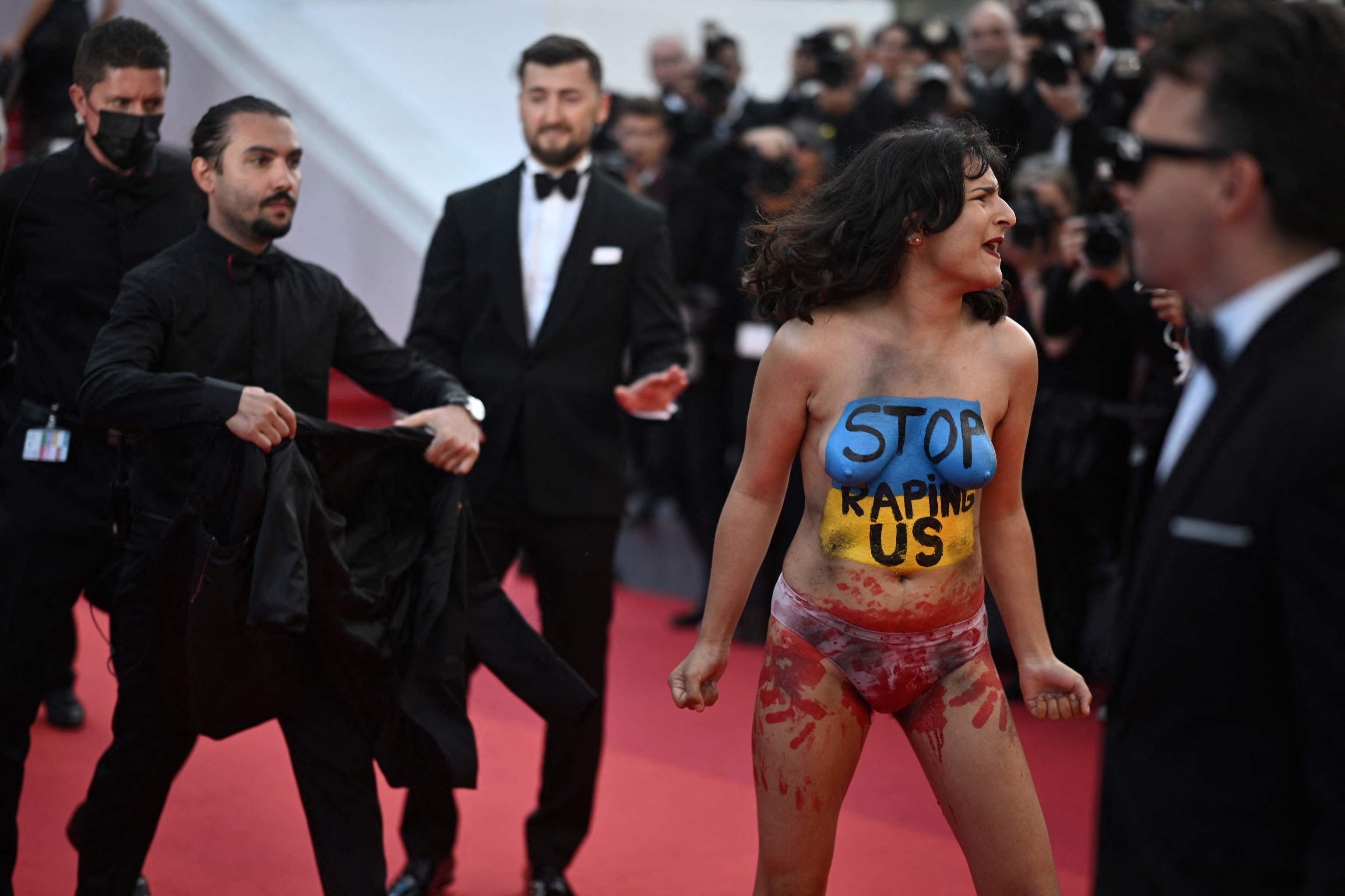 Una mujer protesta en Cannes contra las violaciones de Rusia en la guerra de Ucrania