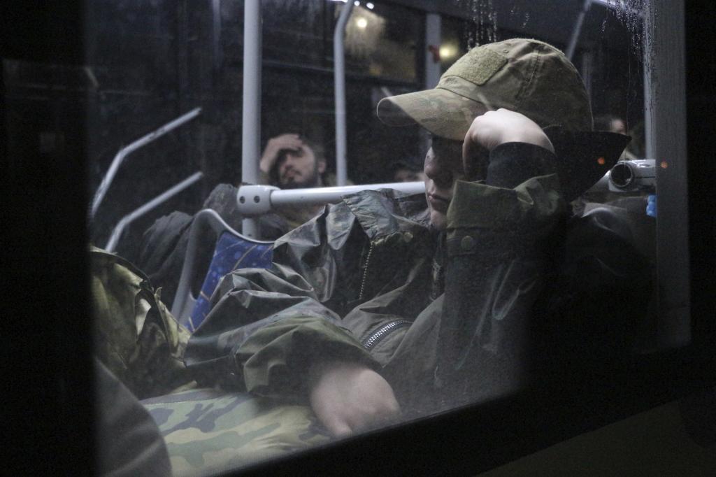 Militares ucranianos en un autobús tras abandonar la planta de Azovstal.