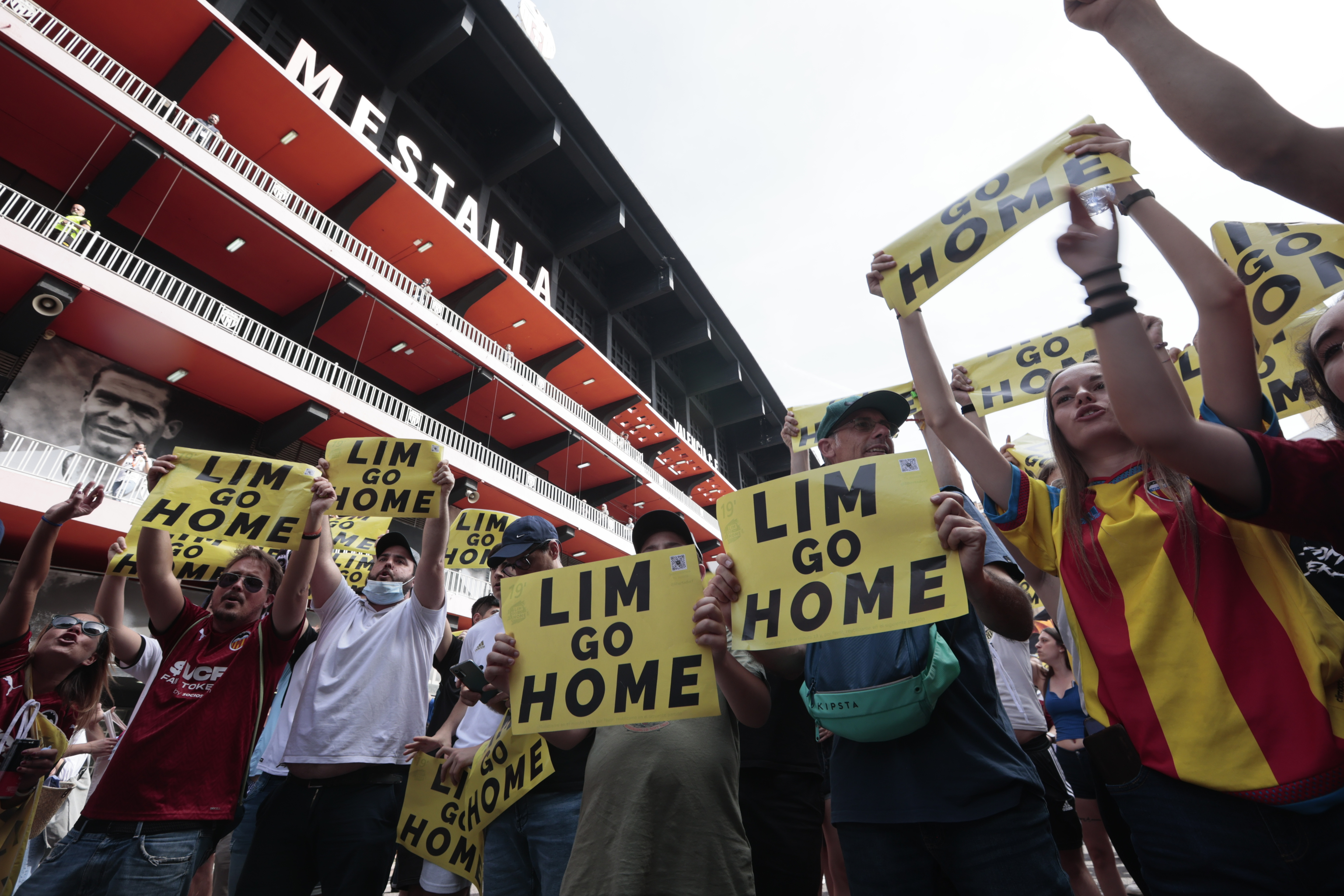 Aficionados del Valencia se manifiestan contra Peter Lim fuera de Mestalla