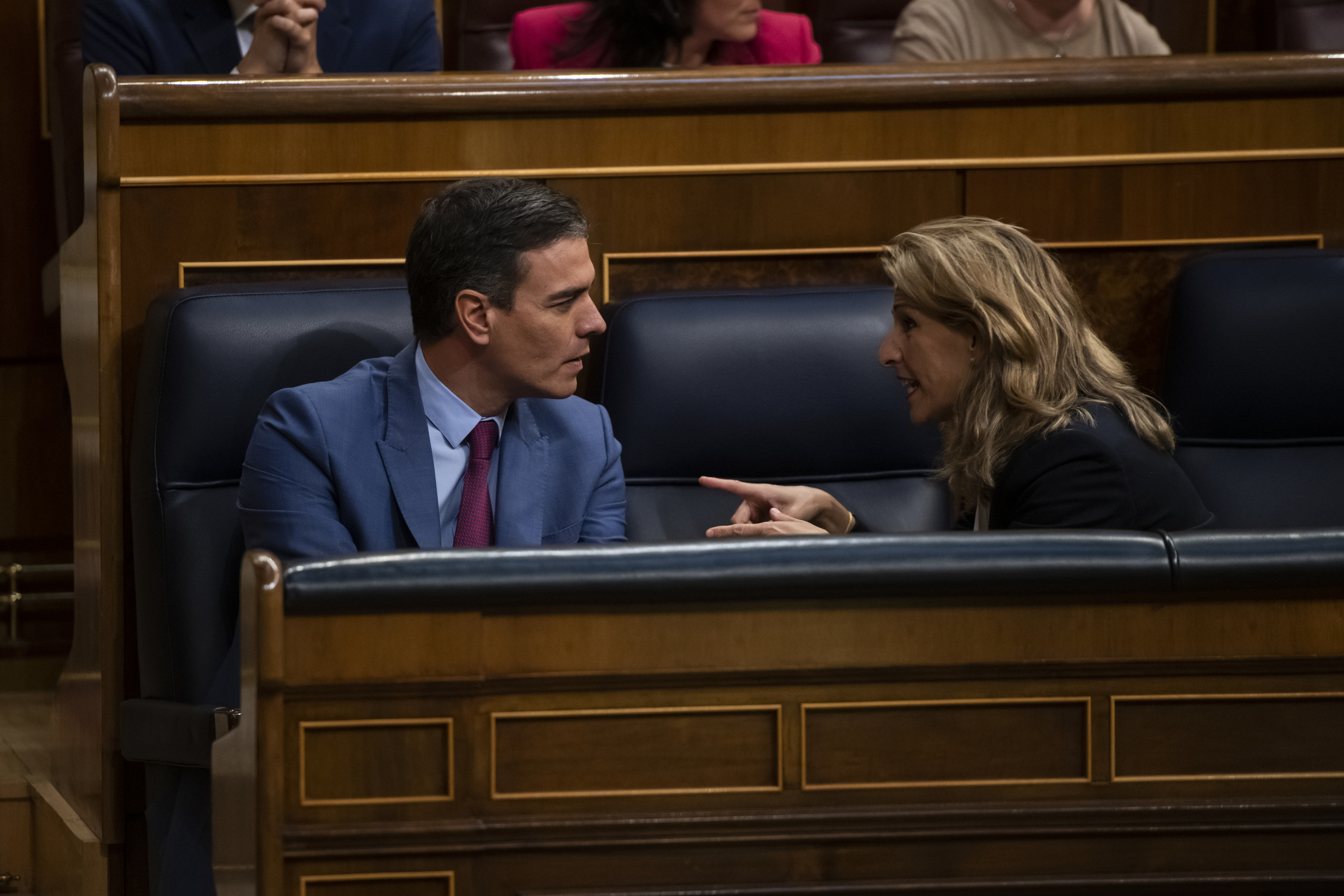 Pedro Sánchez y Yolanda Díaz charlan en el Congreso