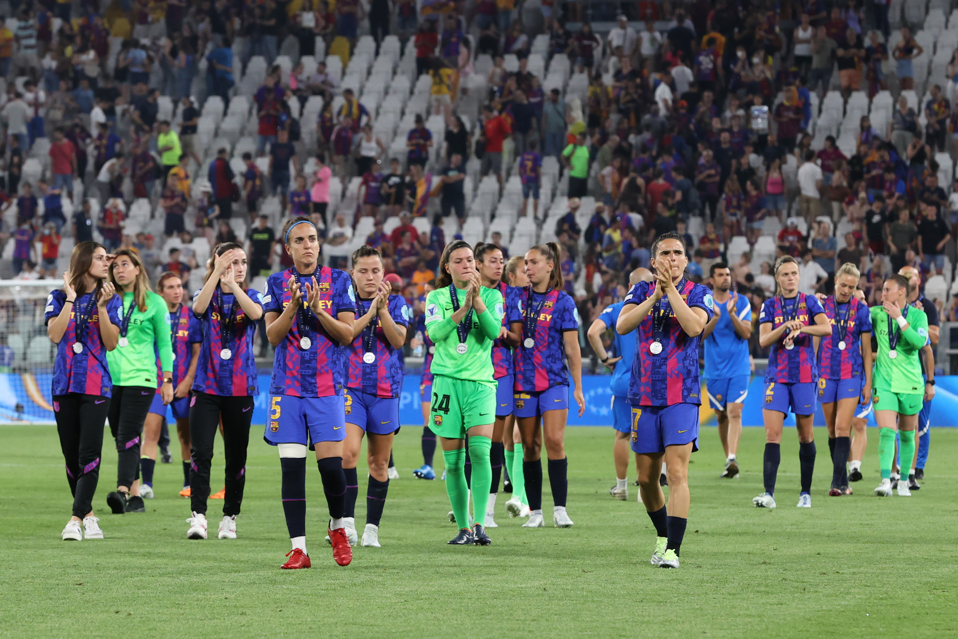 Las jugadoras del Barça agradecen al público su apoyo.