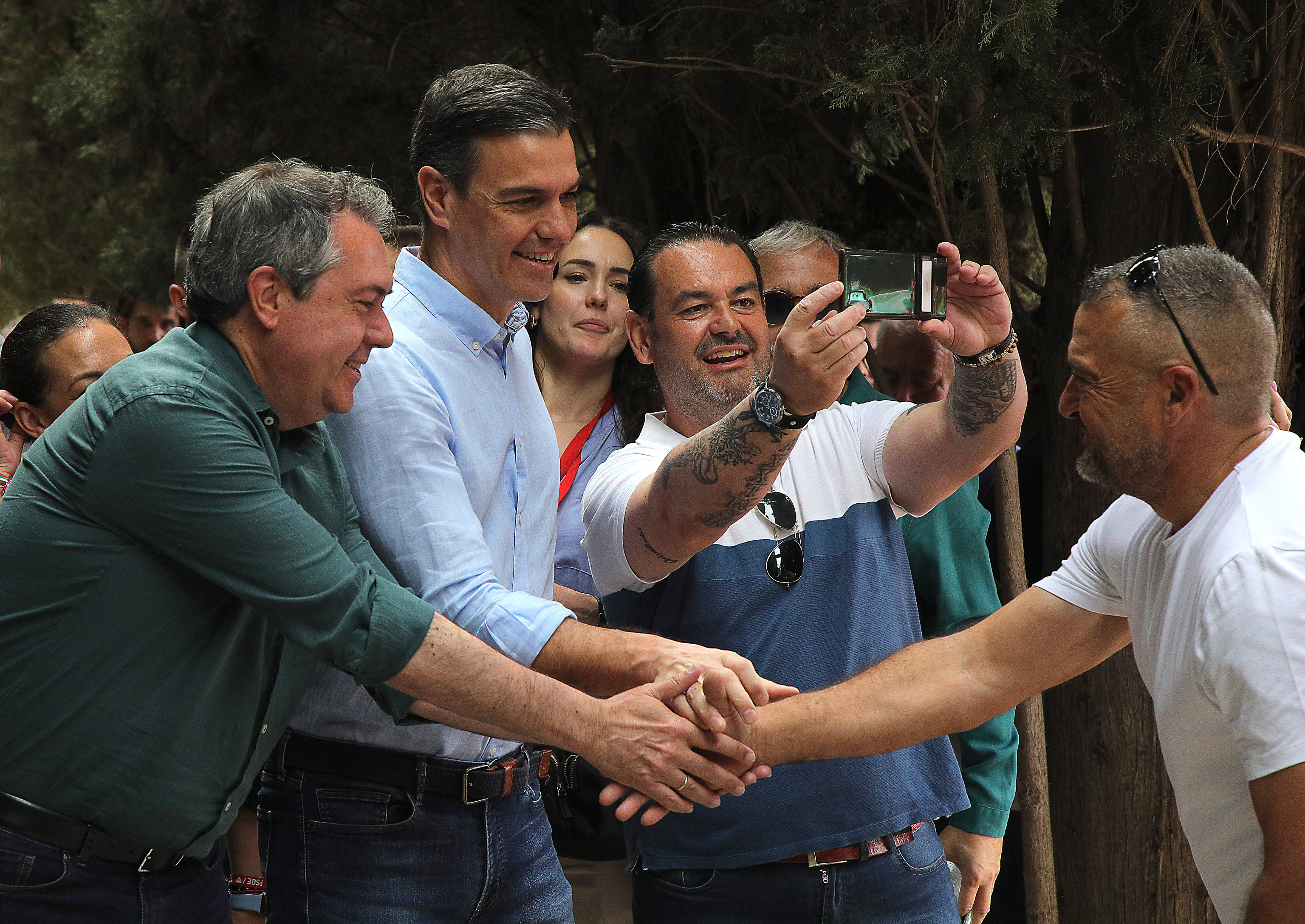 Pedro Sánchez y Juan Espadas, saluden a simpatizantes del PSOE en el acto de precampaña del PSOE celebrado hoy en Granada.