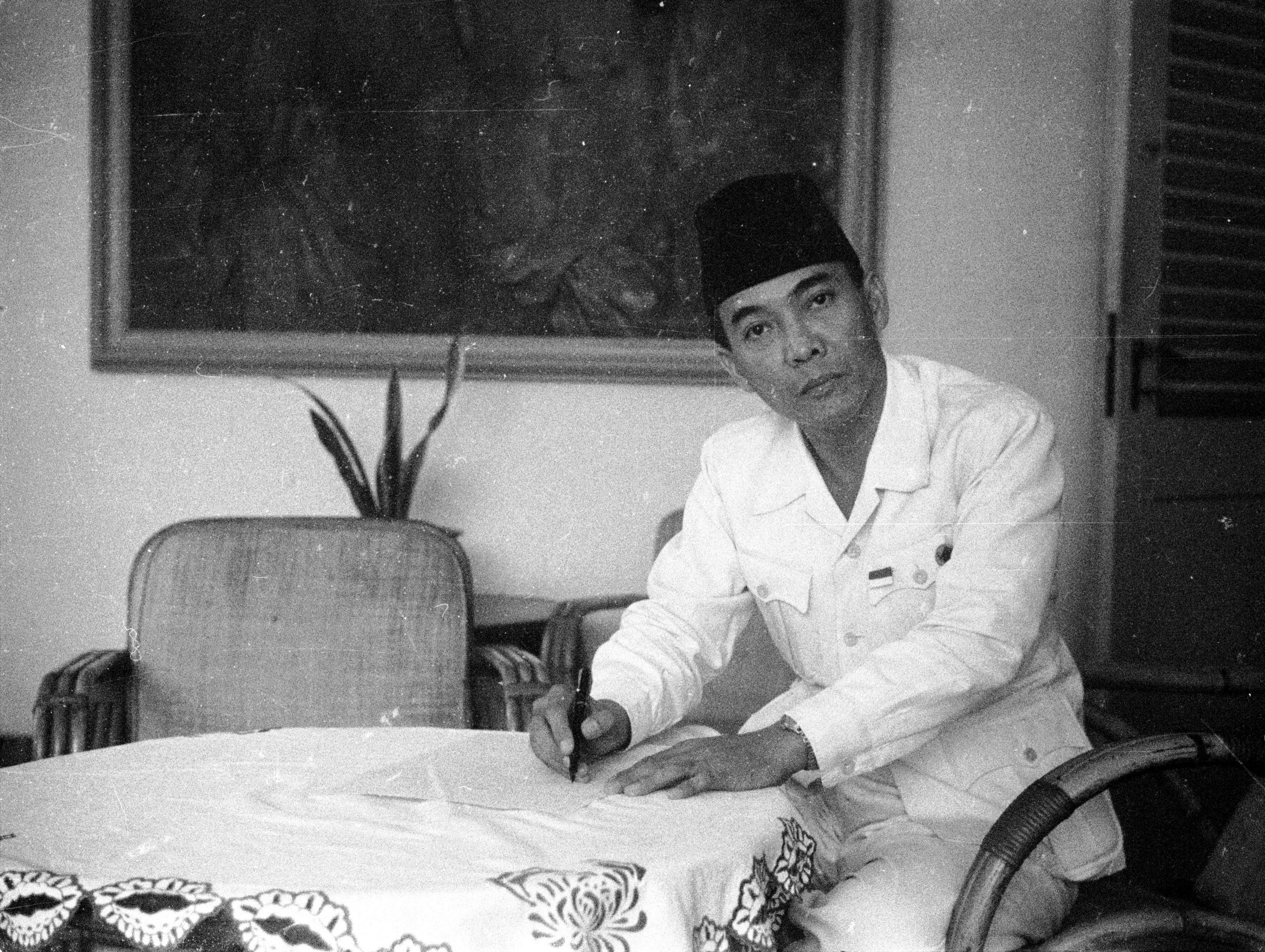 Achmed Sukarno (1902 - 1970), fundador de la República de Indonesia, retratado en 1945, el año de la derrota de Japón.