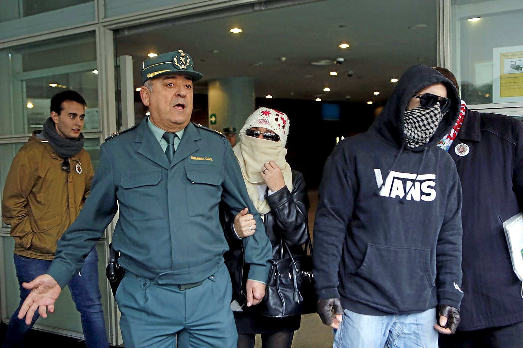 Javier García, alias el 'Cuco', y su madre, Rosalía, a la salida del juicio al que se enfrentaron por quebrantar una orden de alejamiento en 2016.