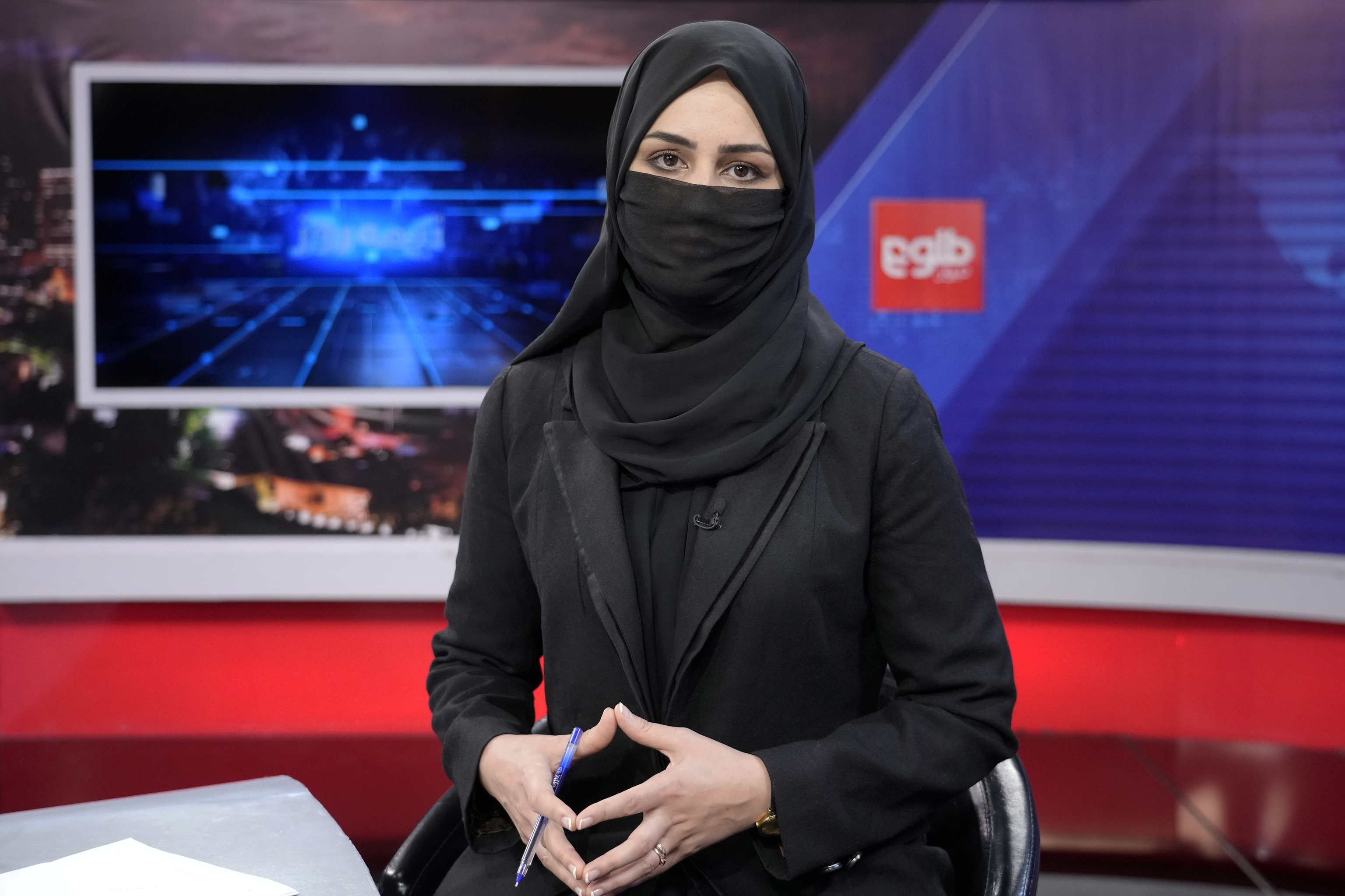 Las presentadoras afganas claudican y  se cubren el rostro para salir en pantalla