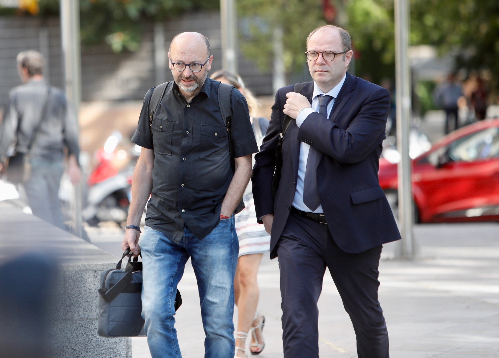 Francis Puig y su abogado, Javier Falomir, a su llegada a la Ciudad de la Justicia de Valencia.