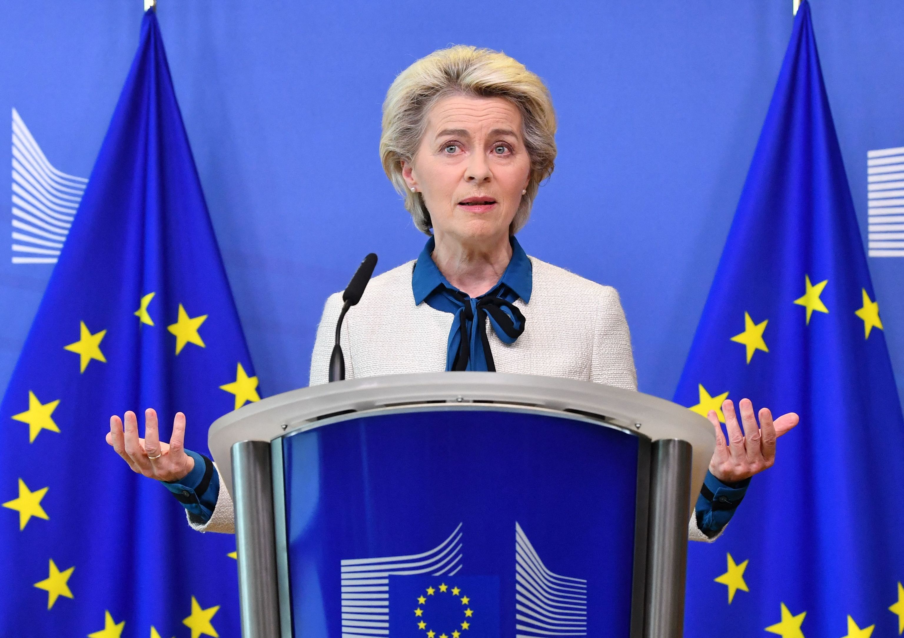 La presidenta de la Comisión Europea, Ursula von der Leyen, hace una declaración sobre las propuestas de la Comisión sobre el tema "REPowerEU, lagunas de inversión en defensa y la reconstrucción de socorro de Ucrania" en la sede de la UE en Bruselas el 18 de mayo de 2022. - La jefa de la UE, Ursula von der Leyen, propuso una ayuda adicional a Ucrania este año de hasta 9.000 millones de euros (9.500 millones de dólares) para ayudarla a hacer frente a los estragos de la guerra.