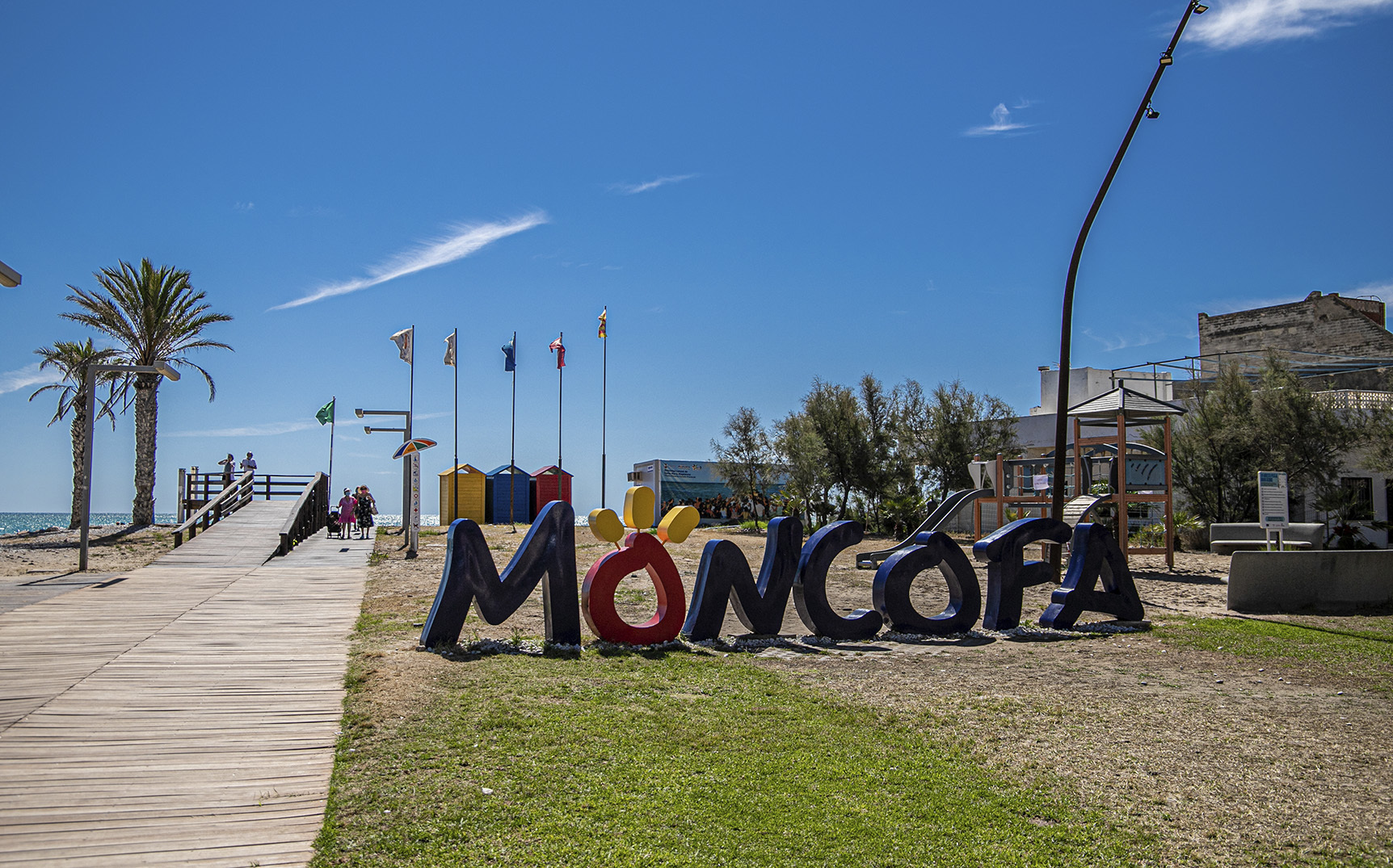 Cuatro playas de la localidad costera de Moncofa volvern a exhibir sus banderas azulees este verano.