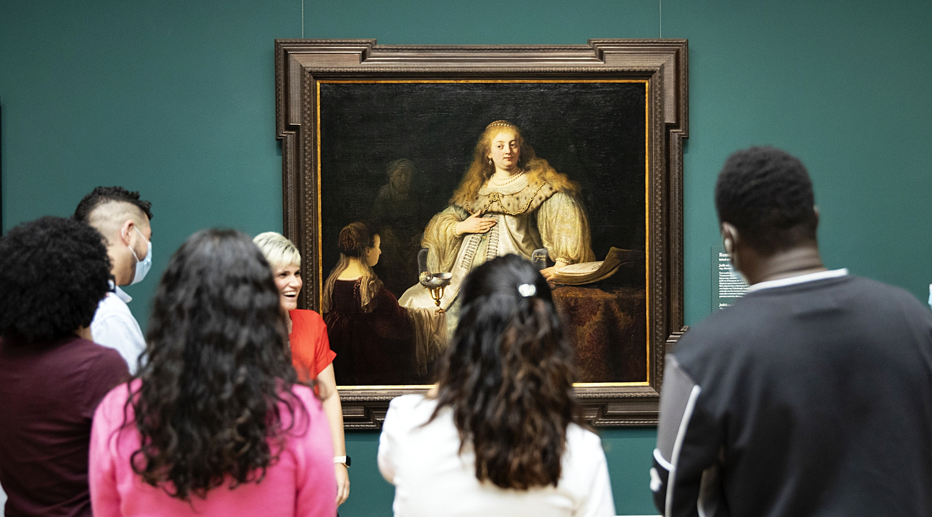 Participantes del proyecto 'Marcos de Mira' frente a 'Judith en el banquete de Holofernes', de Rembrandt