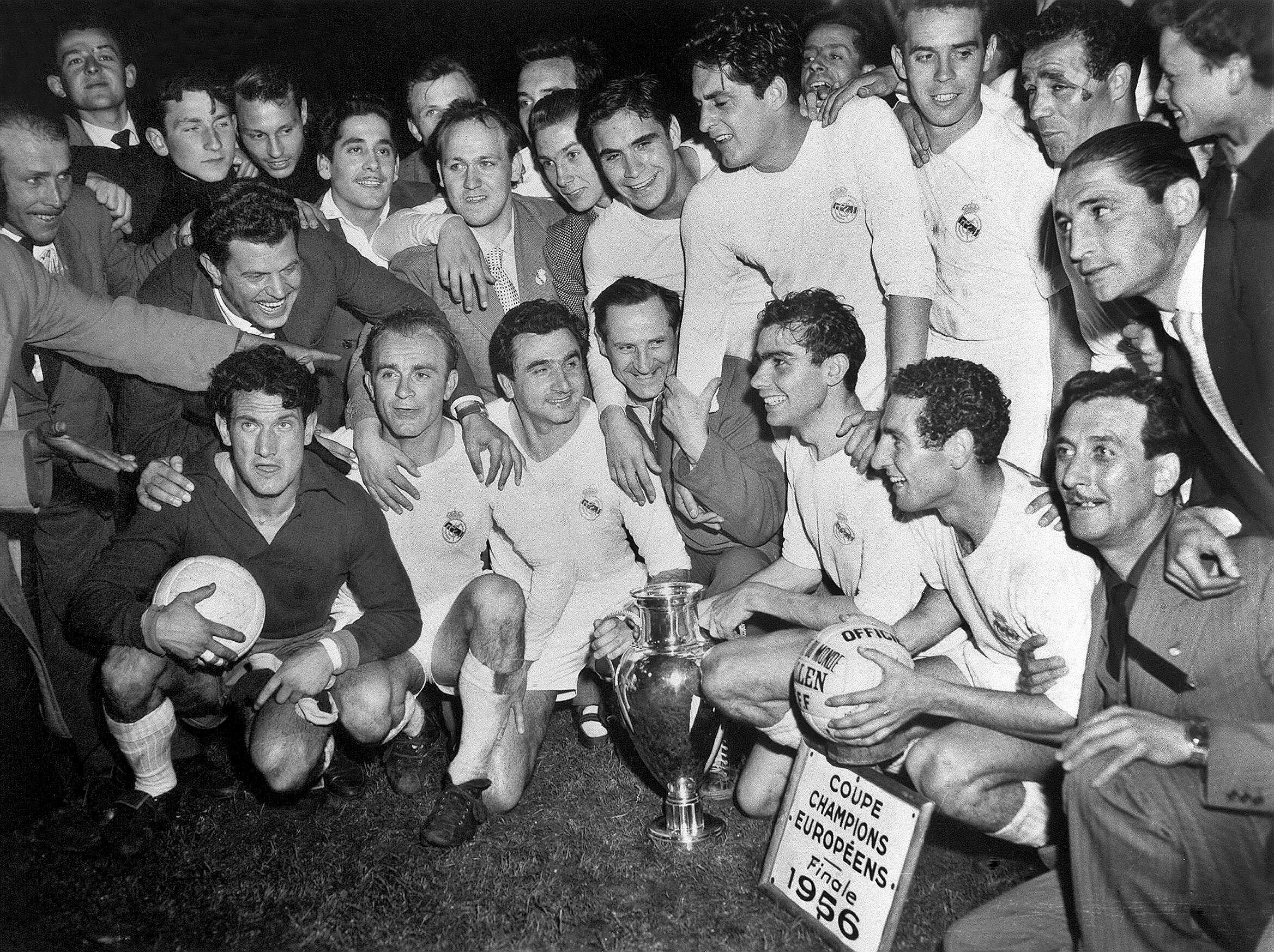 Madrid players celebrate the first European Cup won in mercury