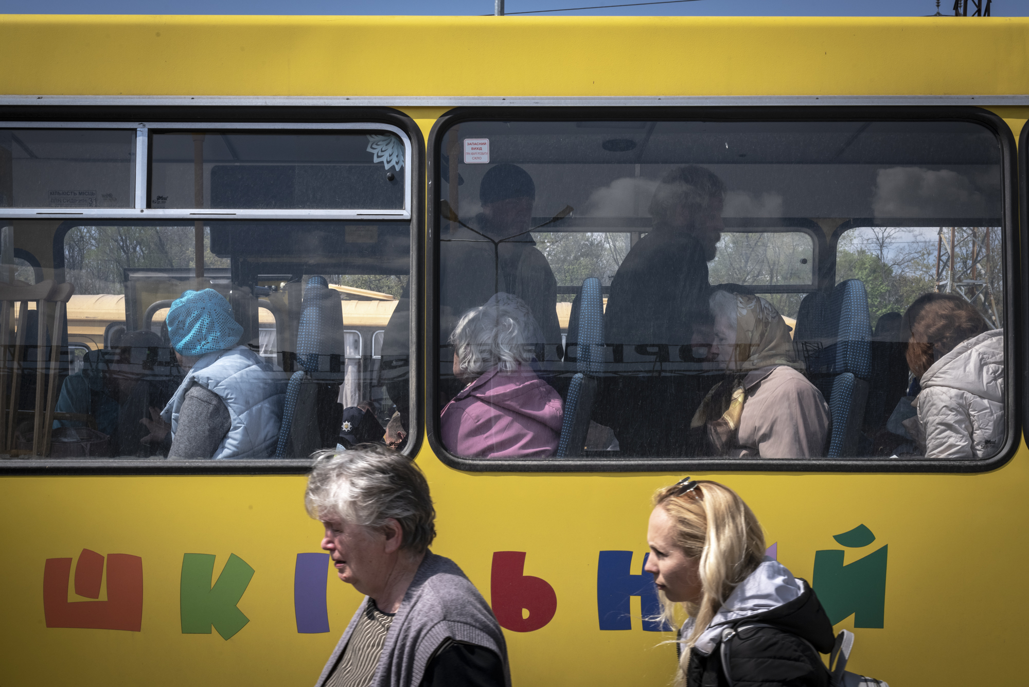 Desplazados ucranianos a su llegada a un centro de refugiados en Zaporiyia.