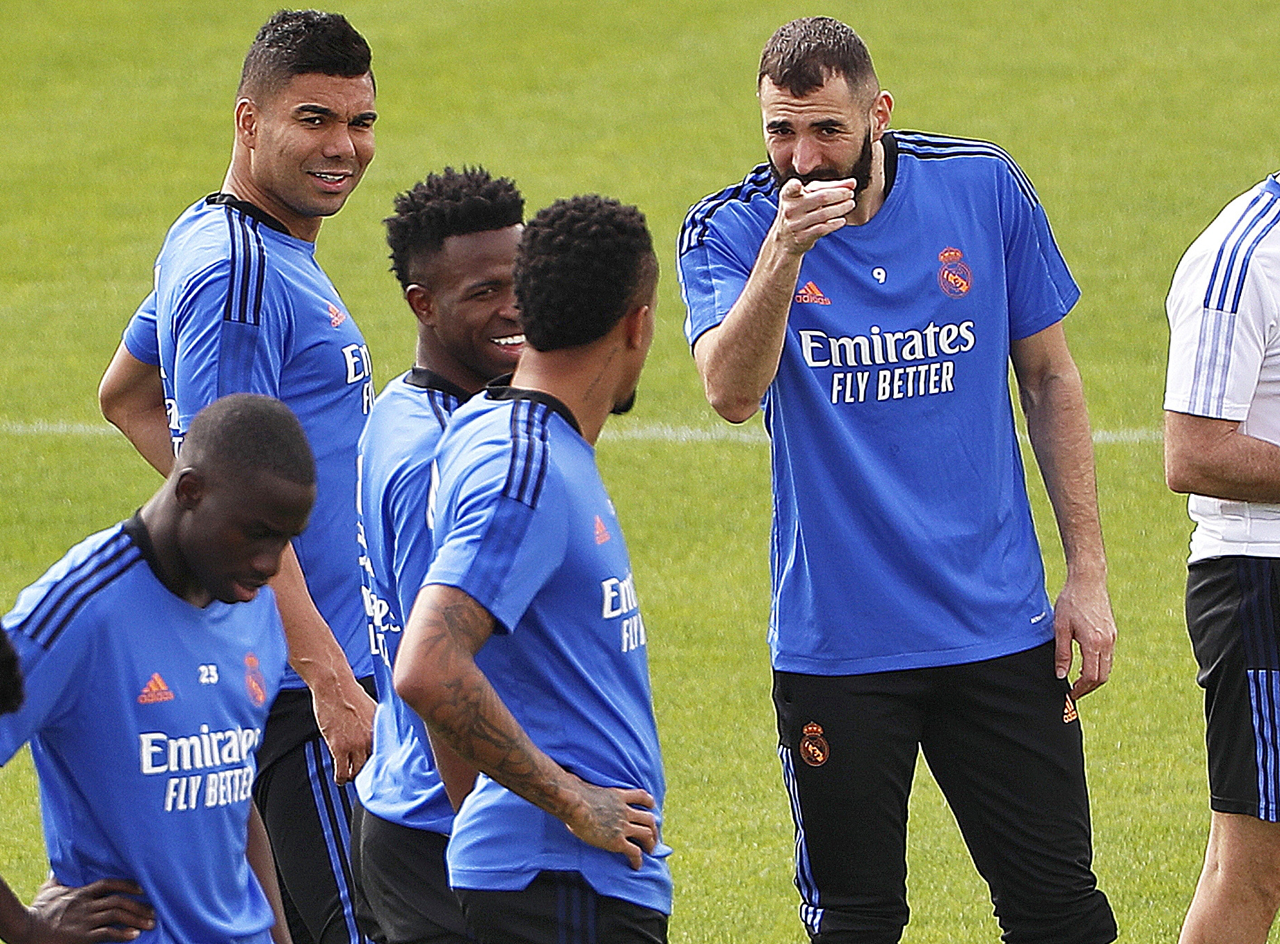 Casemiro, Vinicius and Militao, from behind, next to Benzema.