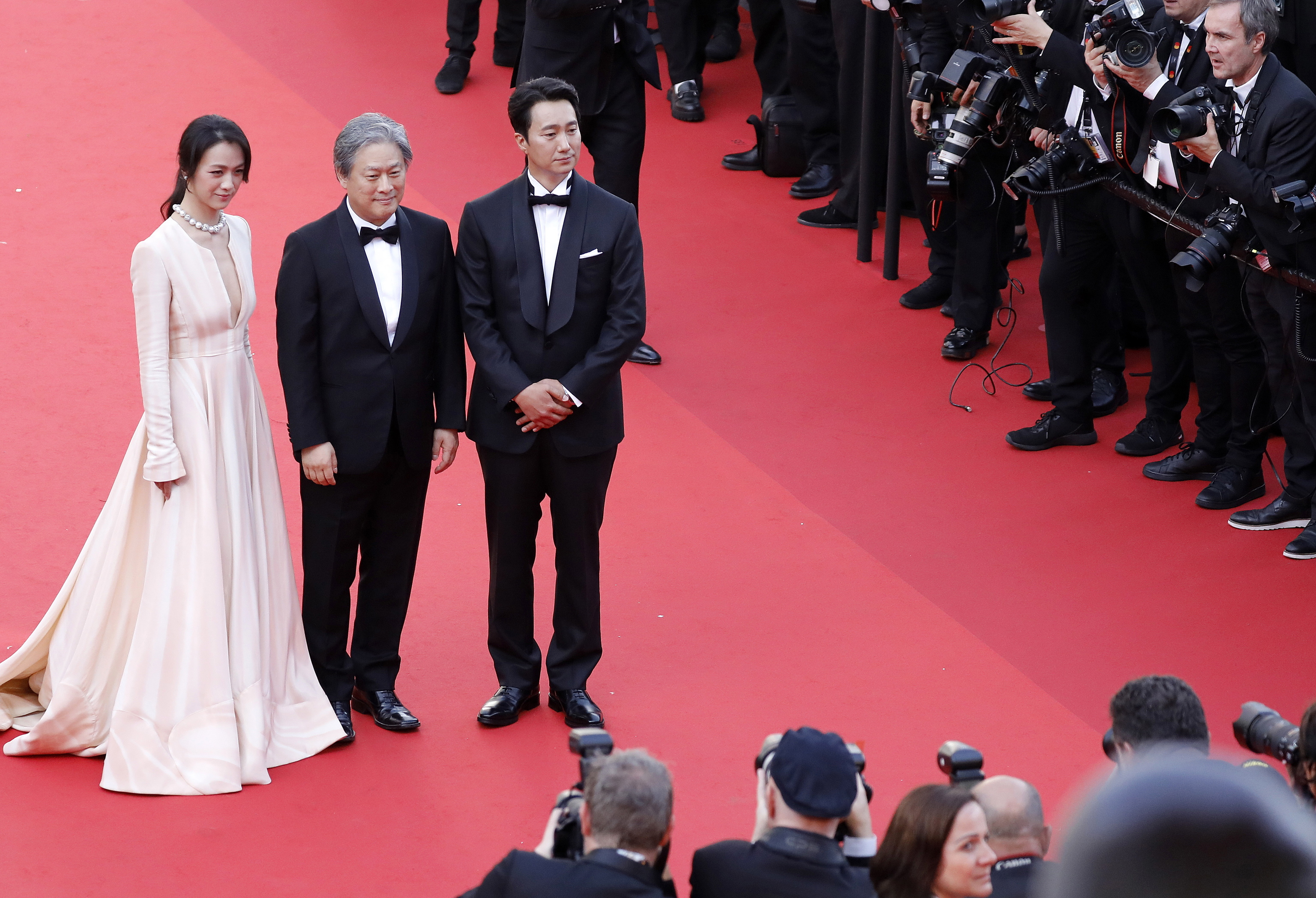 La actriz china Tang Wei, el dierctor surcoreano Park Chan Wook y el actor surcoreano Park Hae-Il en la presentación en Cannes de 'Decision to leave'.