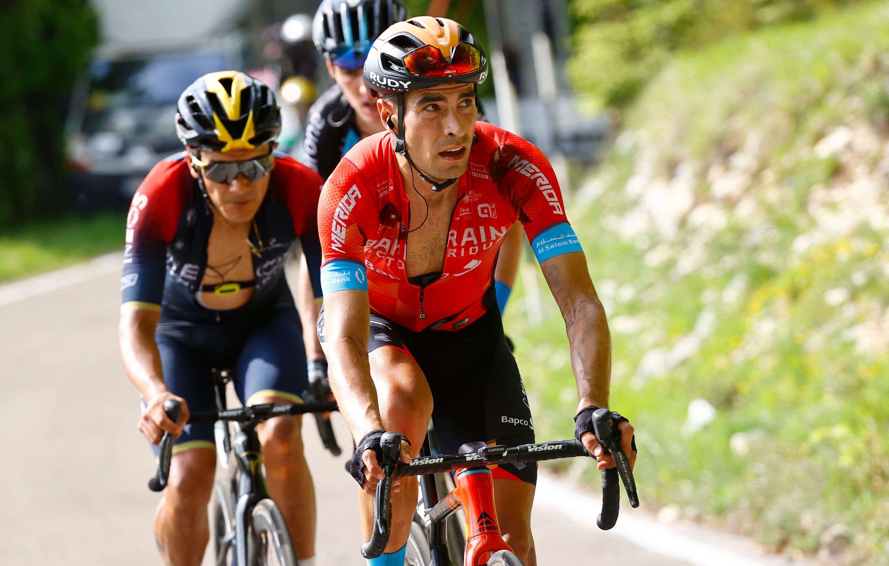 Mikel Landa, por delante de Richard Carapaz en una etapa del Giro.