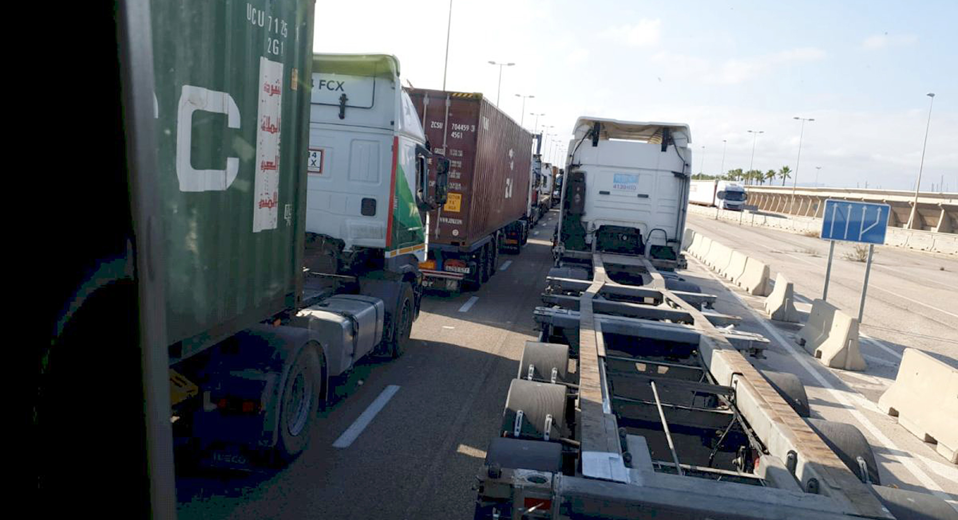 Imagen de colas de camiones en el acceso del puerto de Valencia.