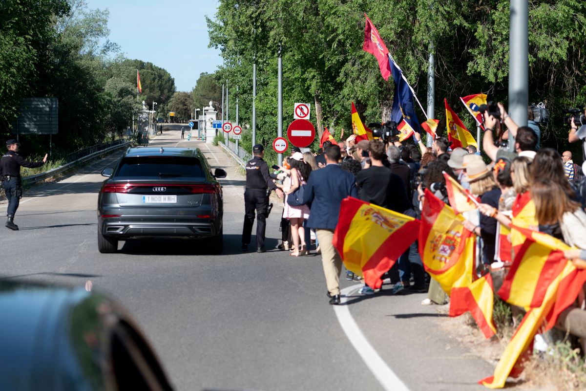Journalists and supporters of Don Juan Carlos, at the entrance of La Zarzuela yesterday, when M's car arrived