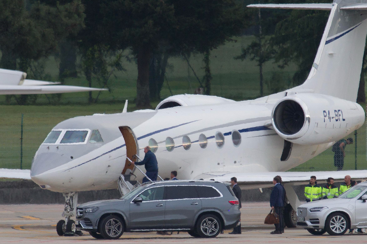 El Rey Juan Carlos sube al avión que le traslada de Vigo a Madrid.