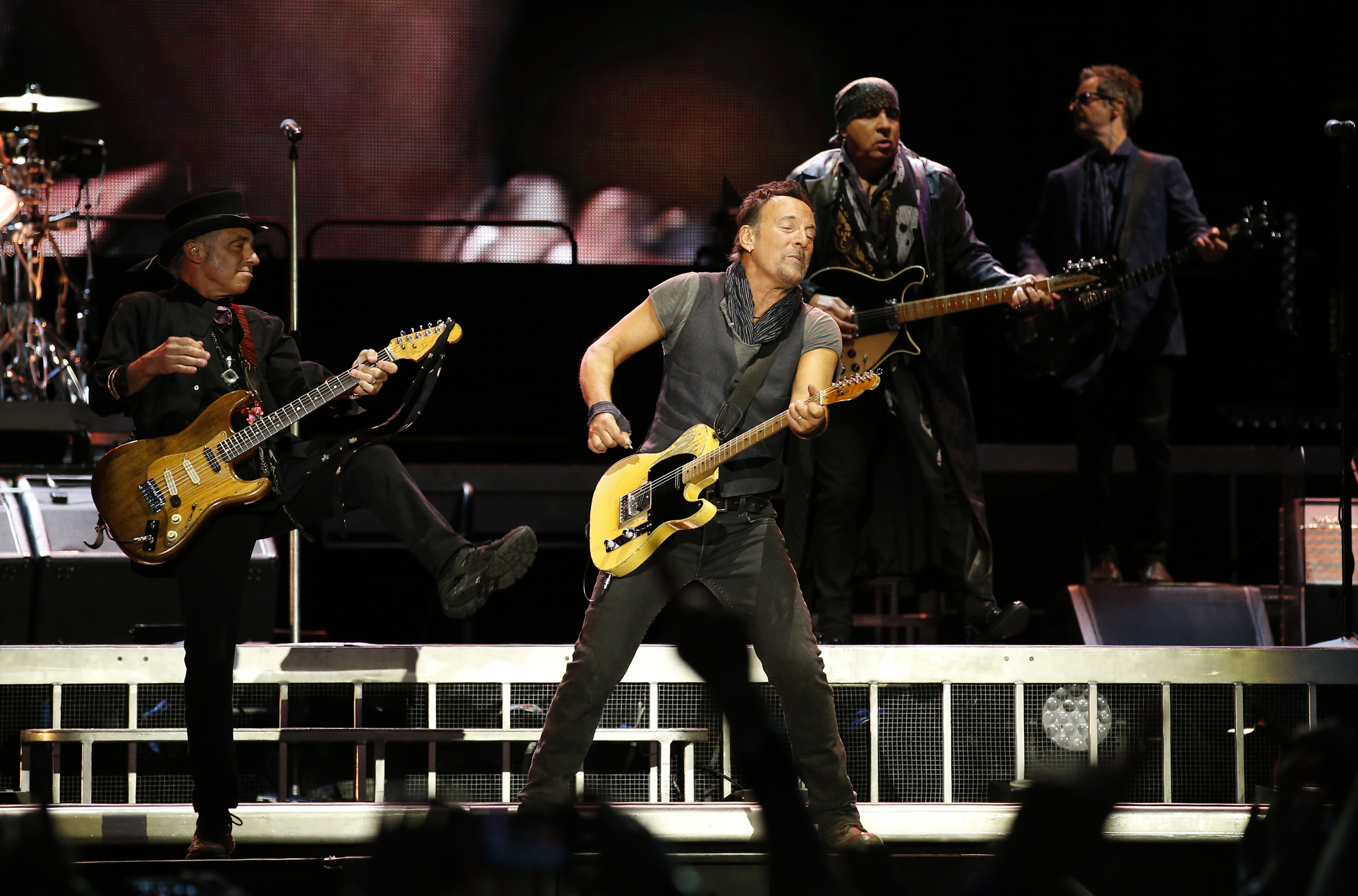 Bruce Springsteen y la E Street Band actúan con el concierto "The River Tour" en el estadio Camp Nou de Barcelona, España, el sábado 14 de mayo de 2016.