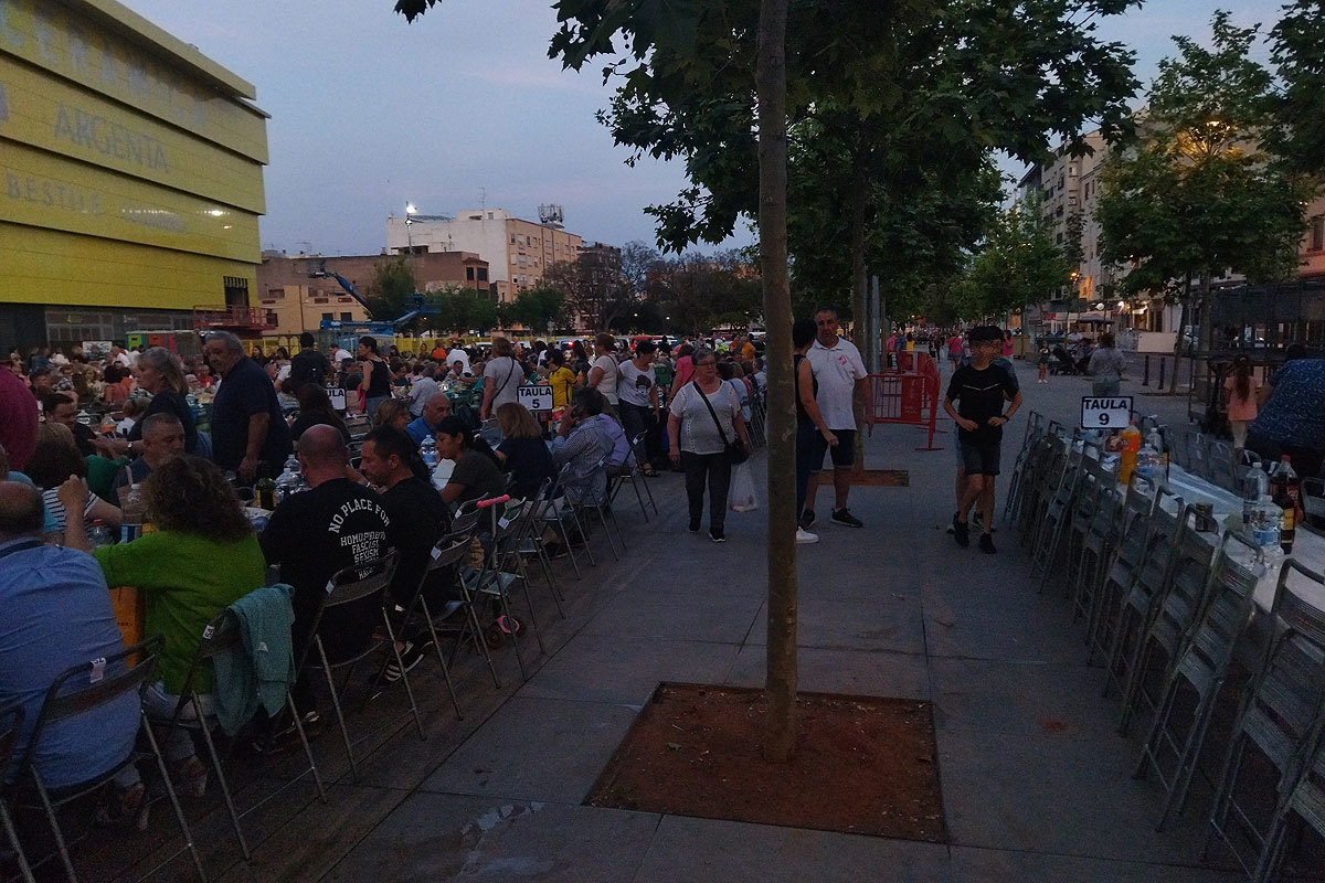 One of the street dinners held at parties in Villa-Real last week.