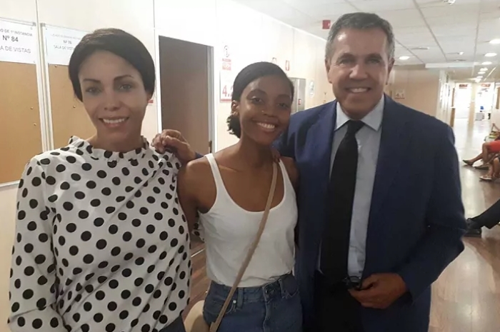 Erika Eto'o, su madre, Adileusa do Rosario, y su abogado, Fernando Osuna.