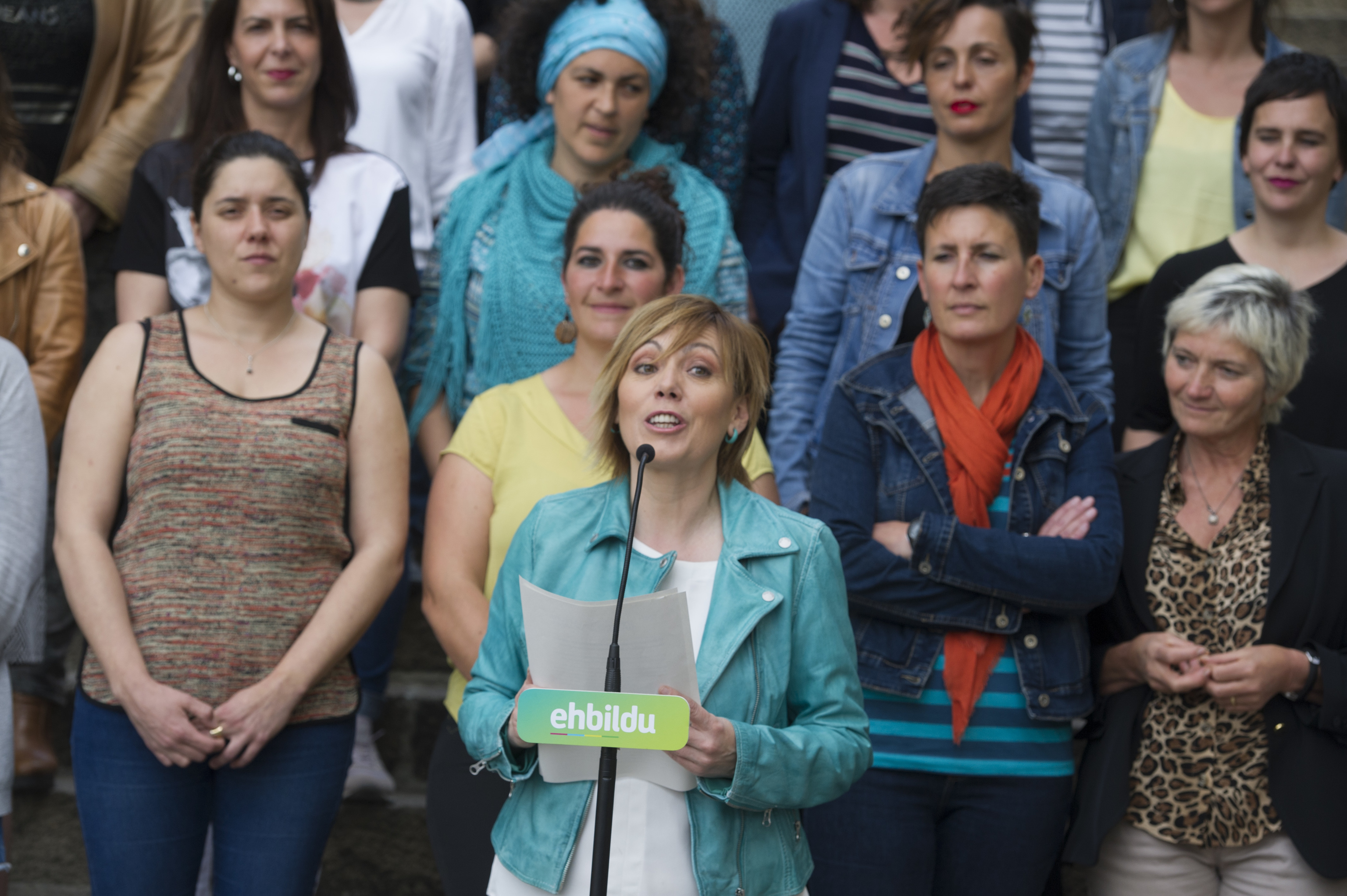 Miren Larrion participa en un acto de la campaña electoral de 2019 con el apoyo de un grupo de mujeres en Vitoria.