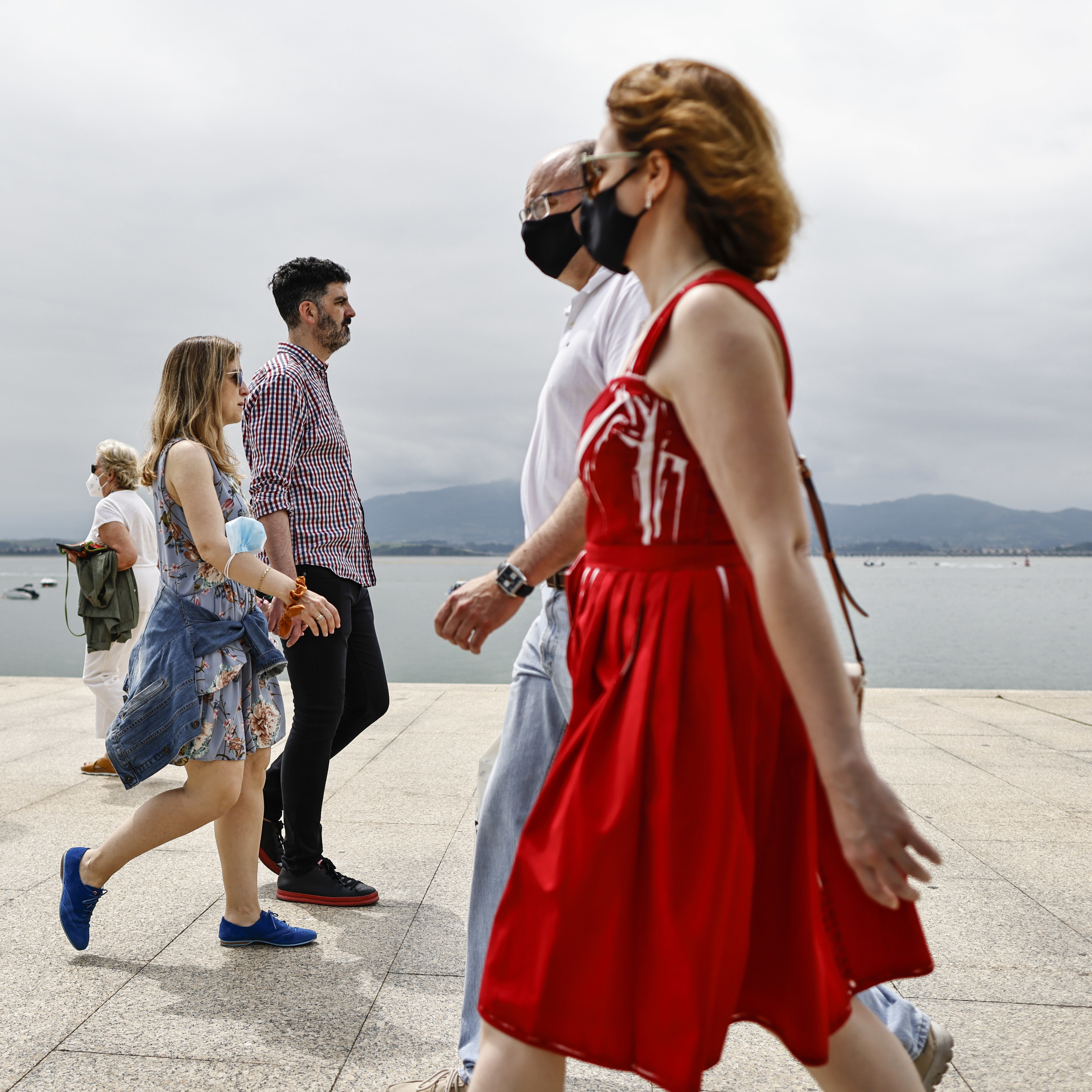 Personas paseando con y sin mascarilla, en Santander