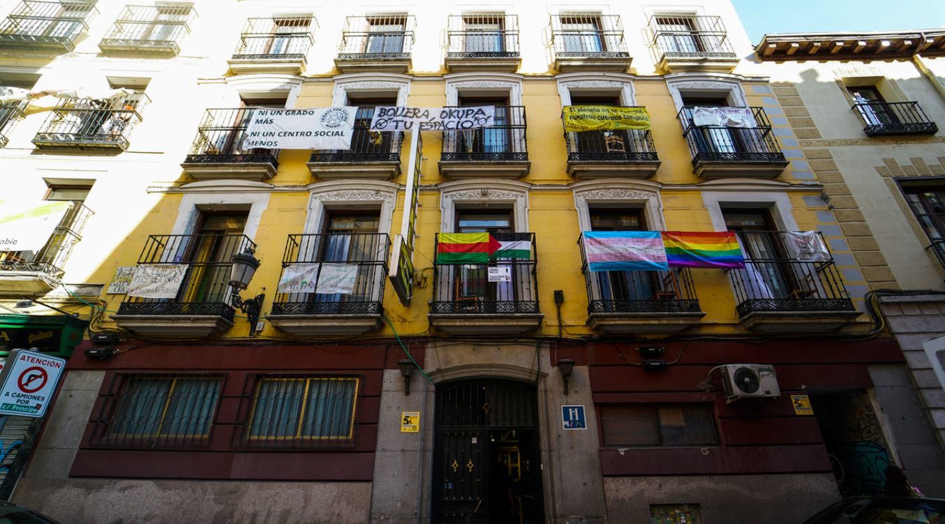 Fachada del edificio de la calle de la Cruz en Madrid