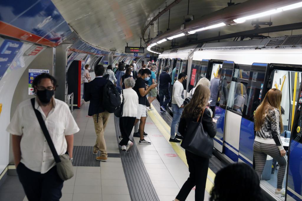 Decenas de viajeros en un anden de la Lnea 2 de Metro de Madrid.