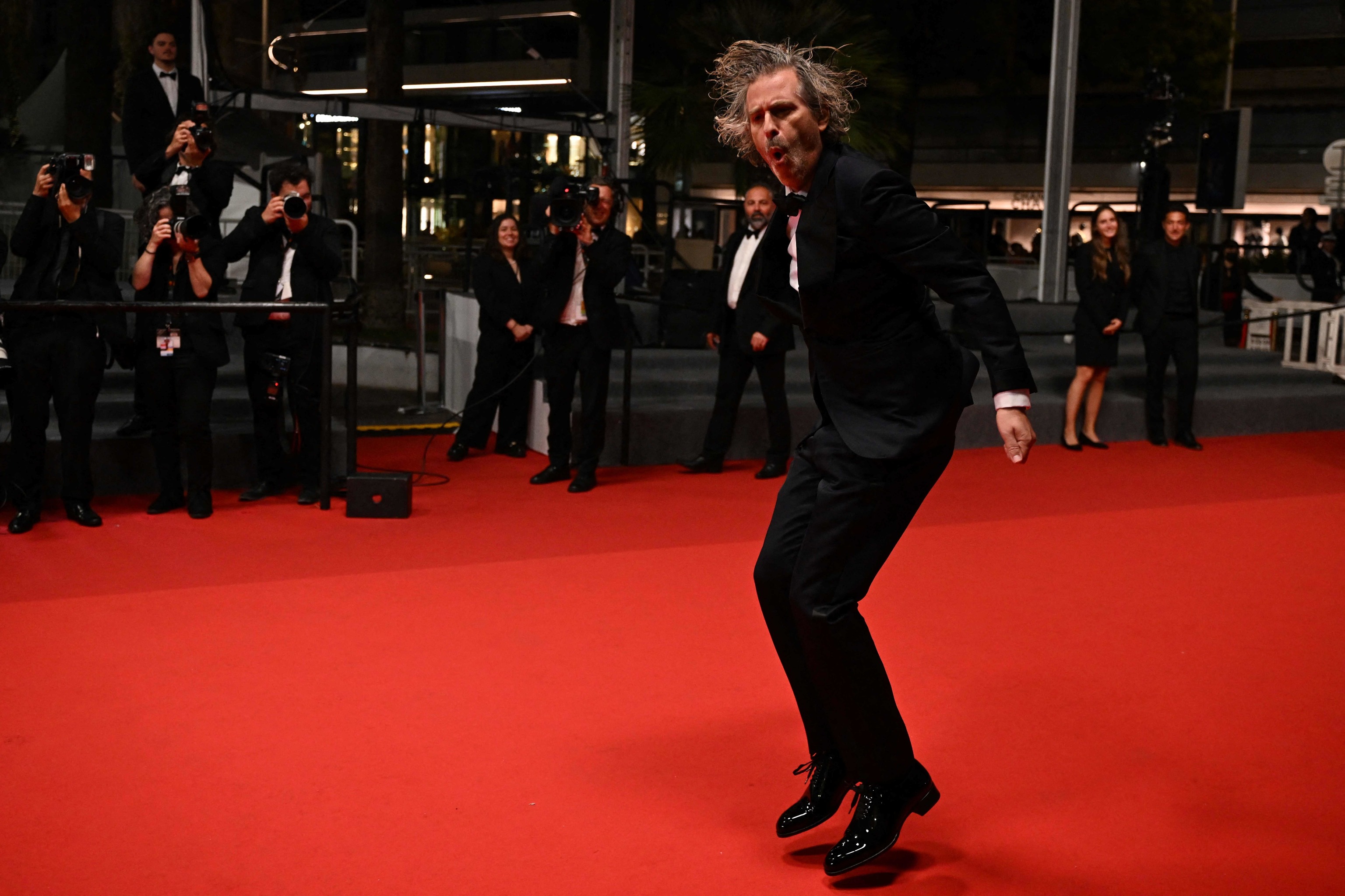 El director Brett Morgen baila en la alfombra roja de Canne.