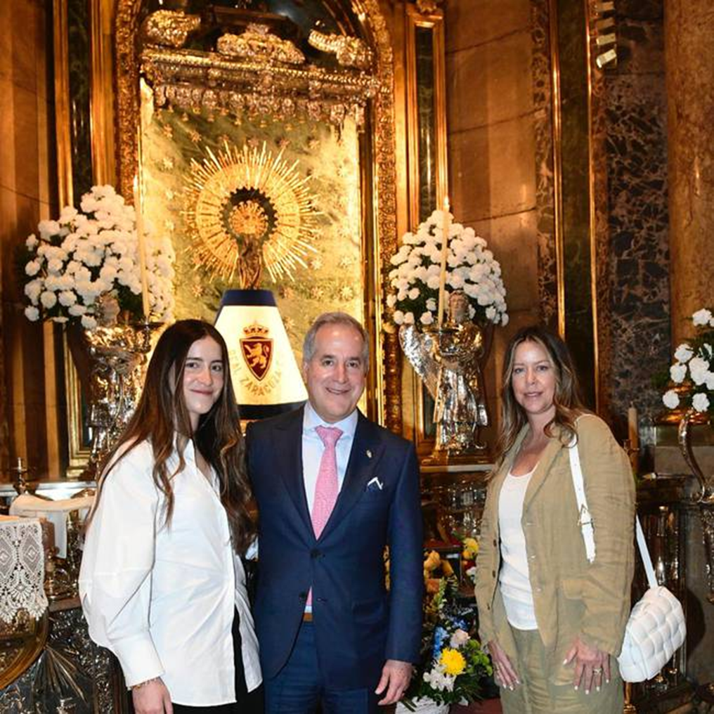 Jorge Mas junto a su familia y la Virgen del Pilar