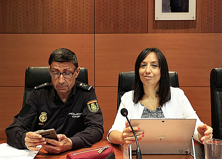 El jefe superior de Policía de Madrid, Manuel Soto, y la delegada del Gobierno, Mercedes González.