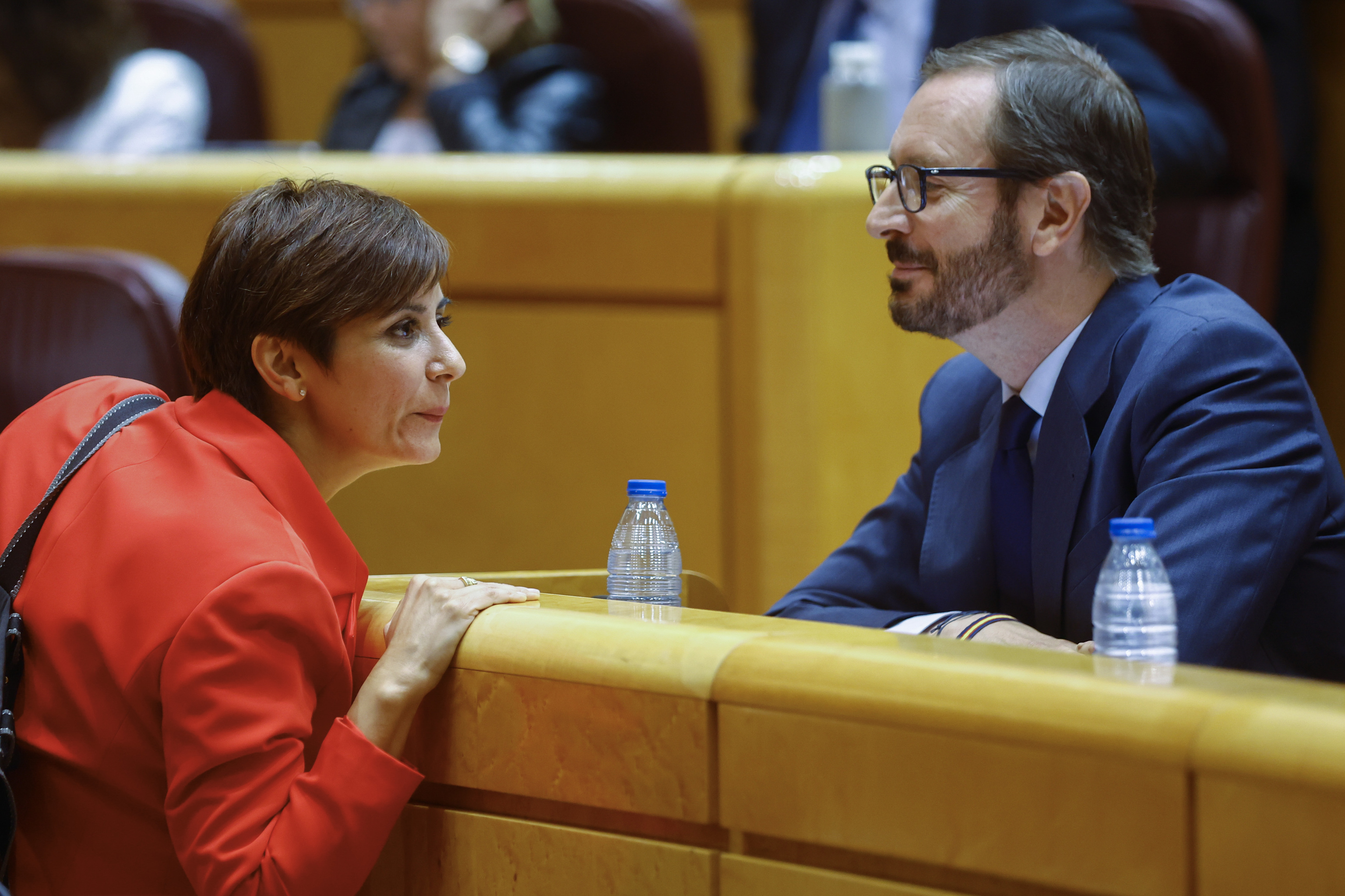 La ministra Isabel Rodríguez conversa con el portavoz del PP en el Senado, Javier Maroto.