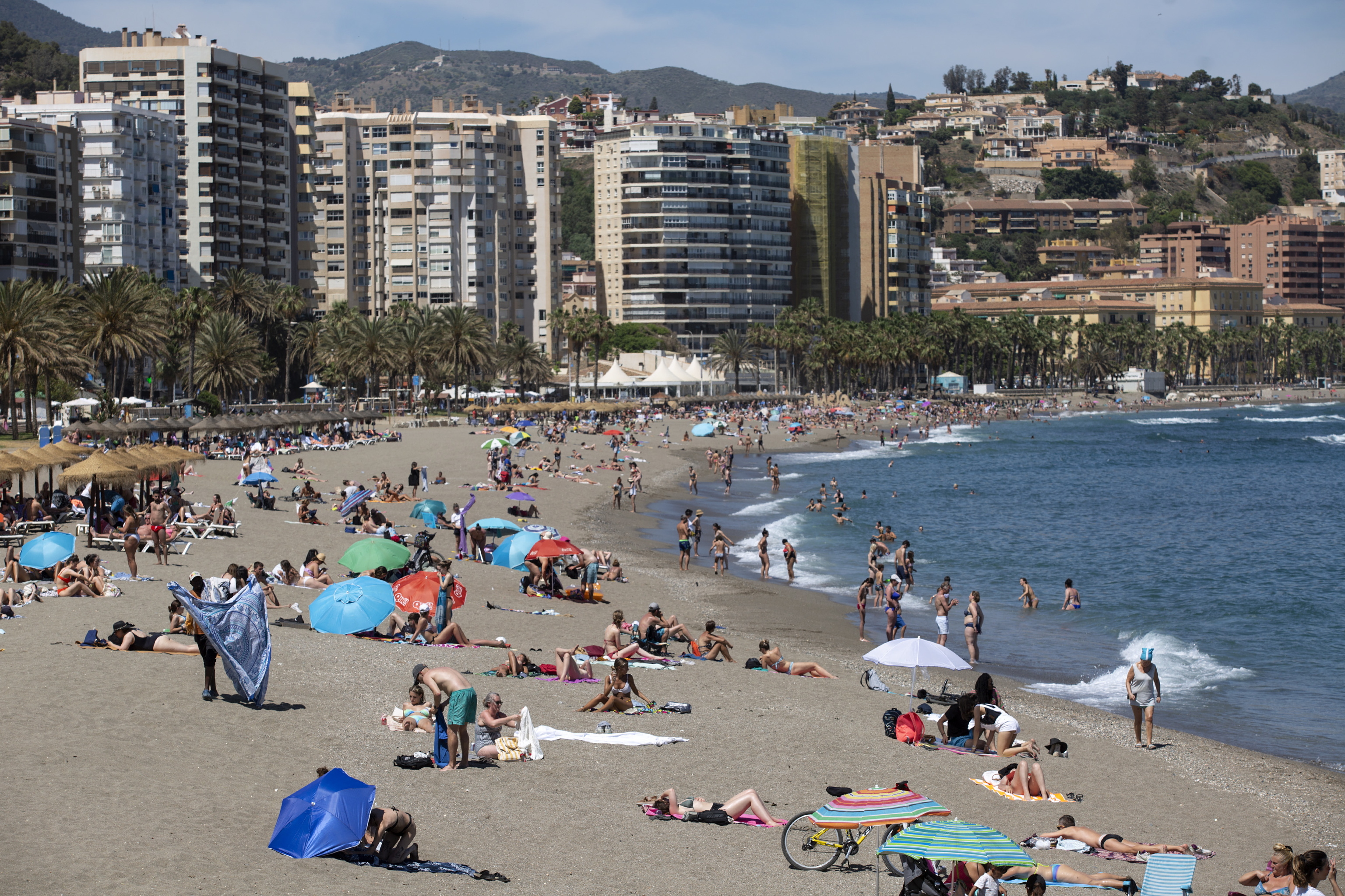 Numerosas personas disfrutan de un día de playa en La Malagueta de la capital malagueña, hoy cuando la Aemet (Agencia Estatal de Meteorología) ha previsto temperaturas máximas sin cambios en el extremo oriental y en descenso en las demás zonas de Andalucía.