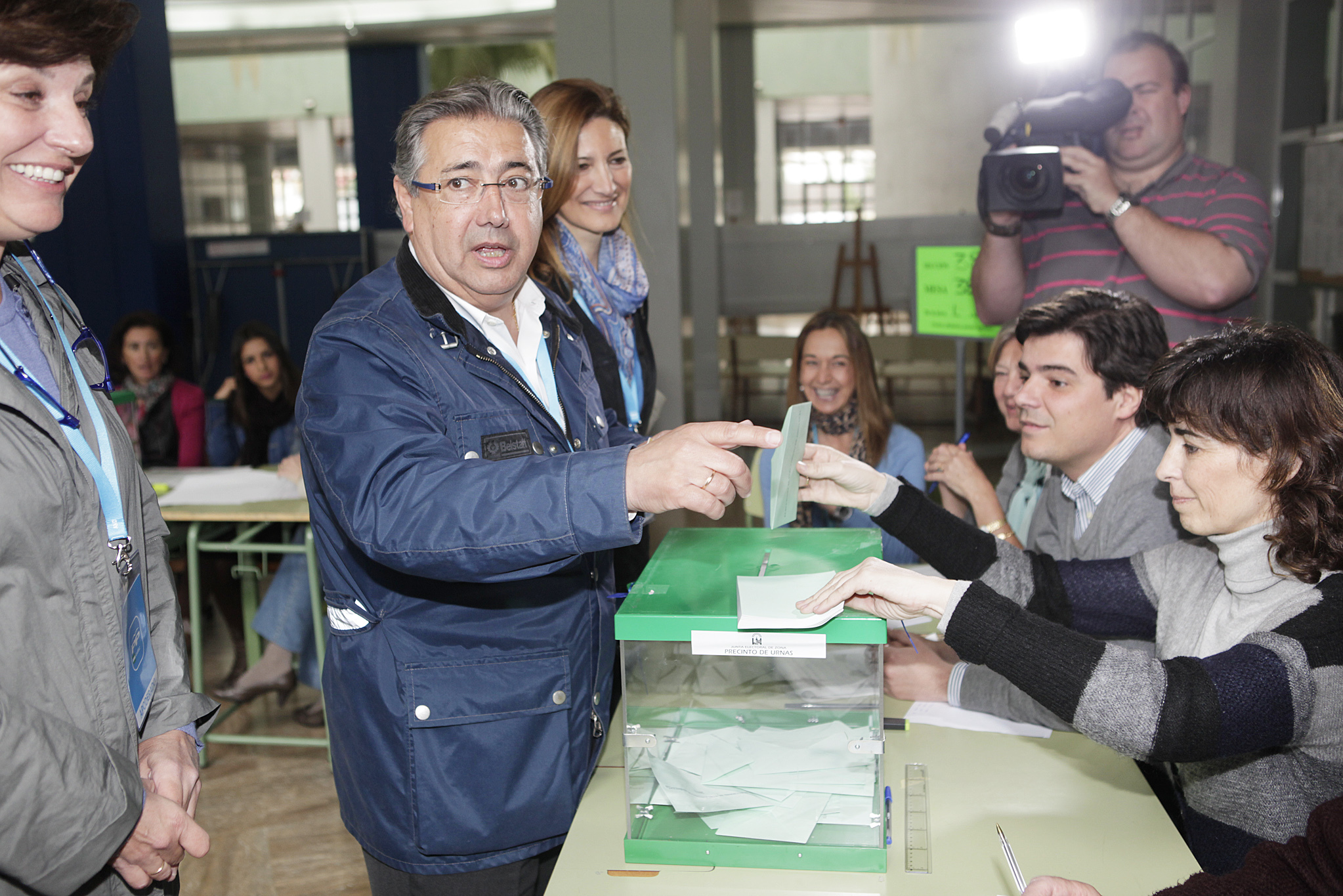Miembros de una mesa electoral durante la votación de unas autonómicas andaluzas.
