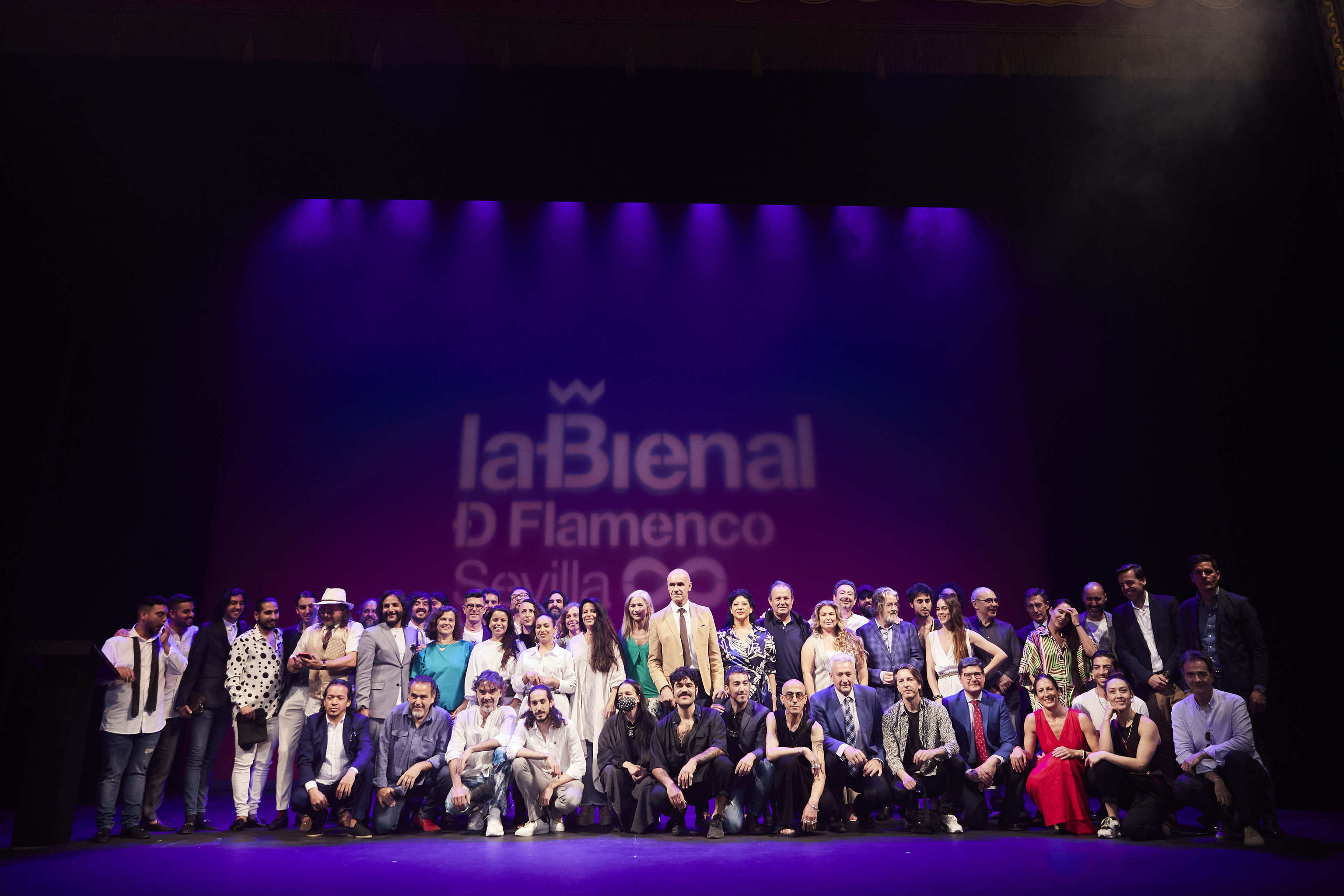 Foto de grupo durante la presentacin de la Bienal de Flamenco de Sevilla en el Teatro Lope de Vega de Sevilla.