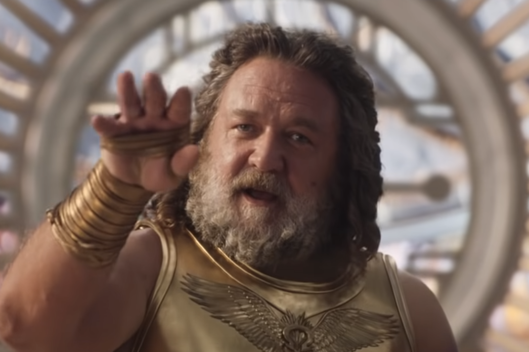 El físico de Russell Crowe como Zeus, protagonista del tráiler de Thor: Love and Thunder.