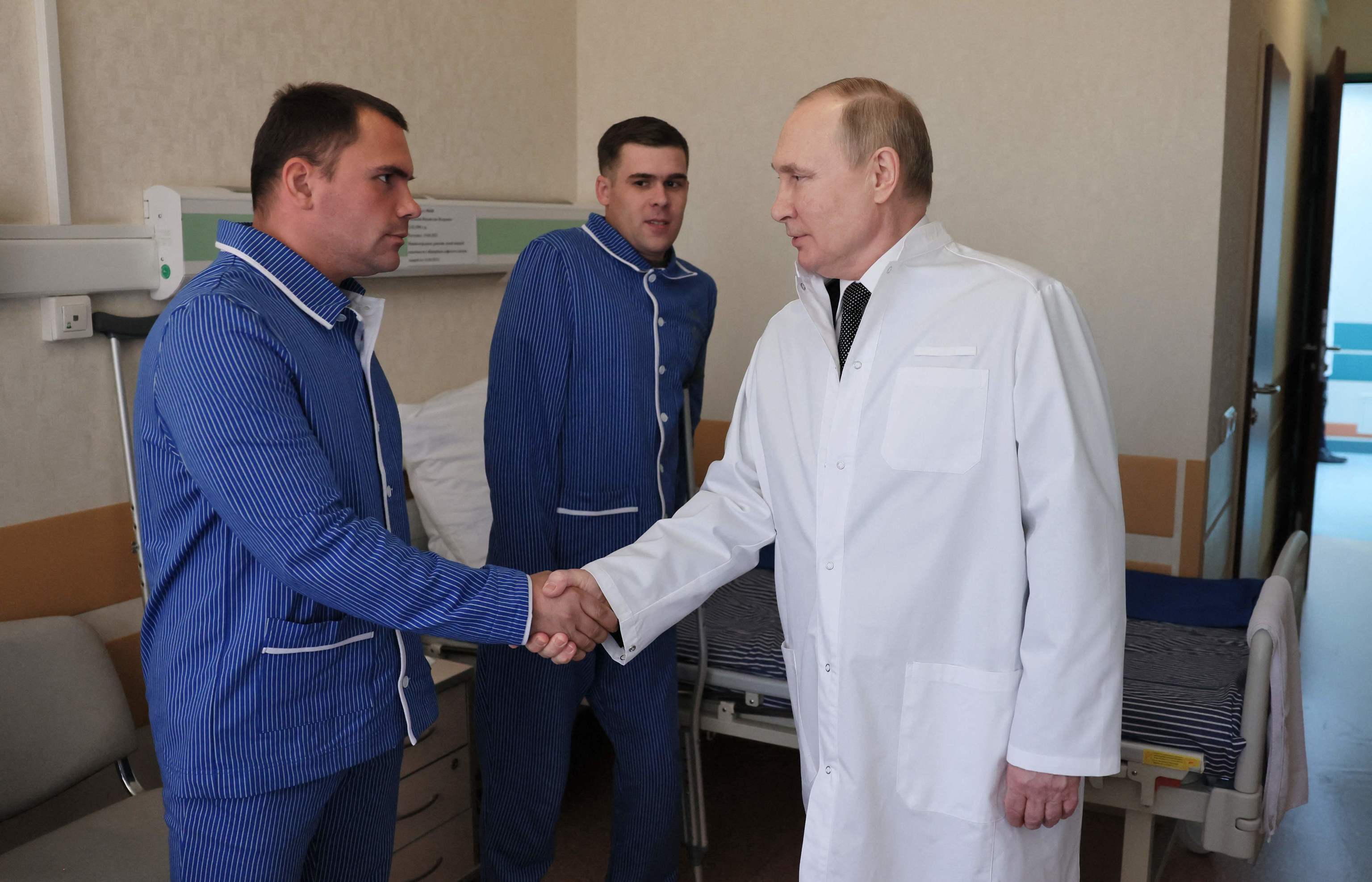 Putin visita en Moscú a militares de Rusia heridos en Ucrania