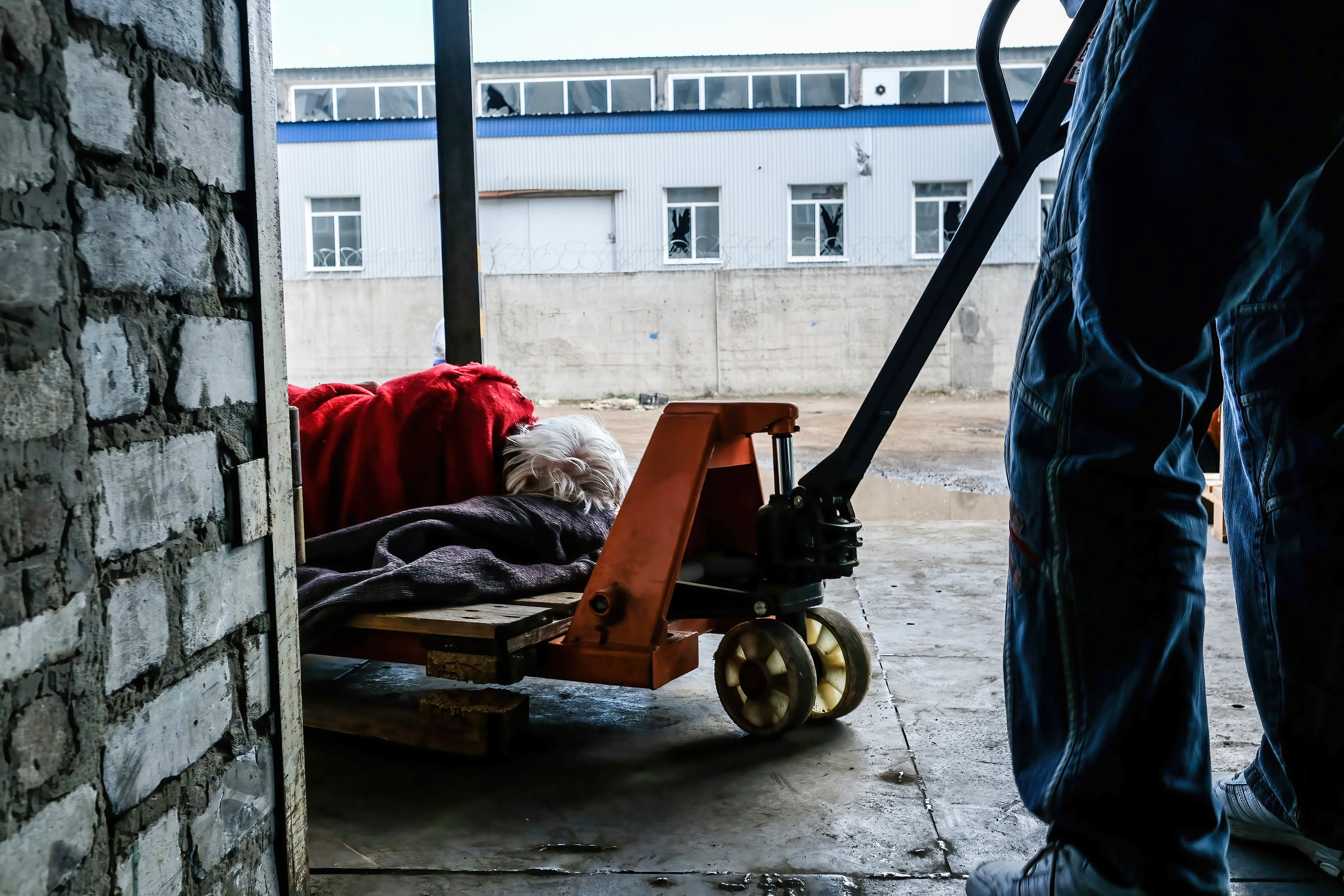 Una mujer herida en una camilla en la ciudad de Severodonetsk.