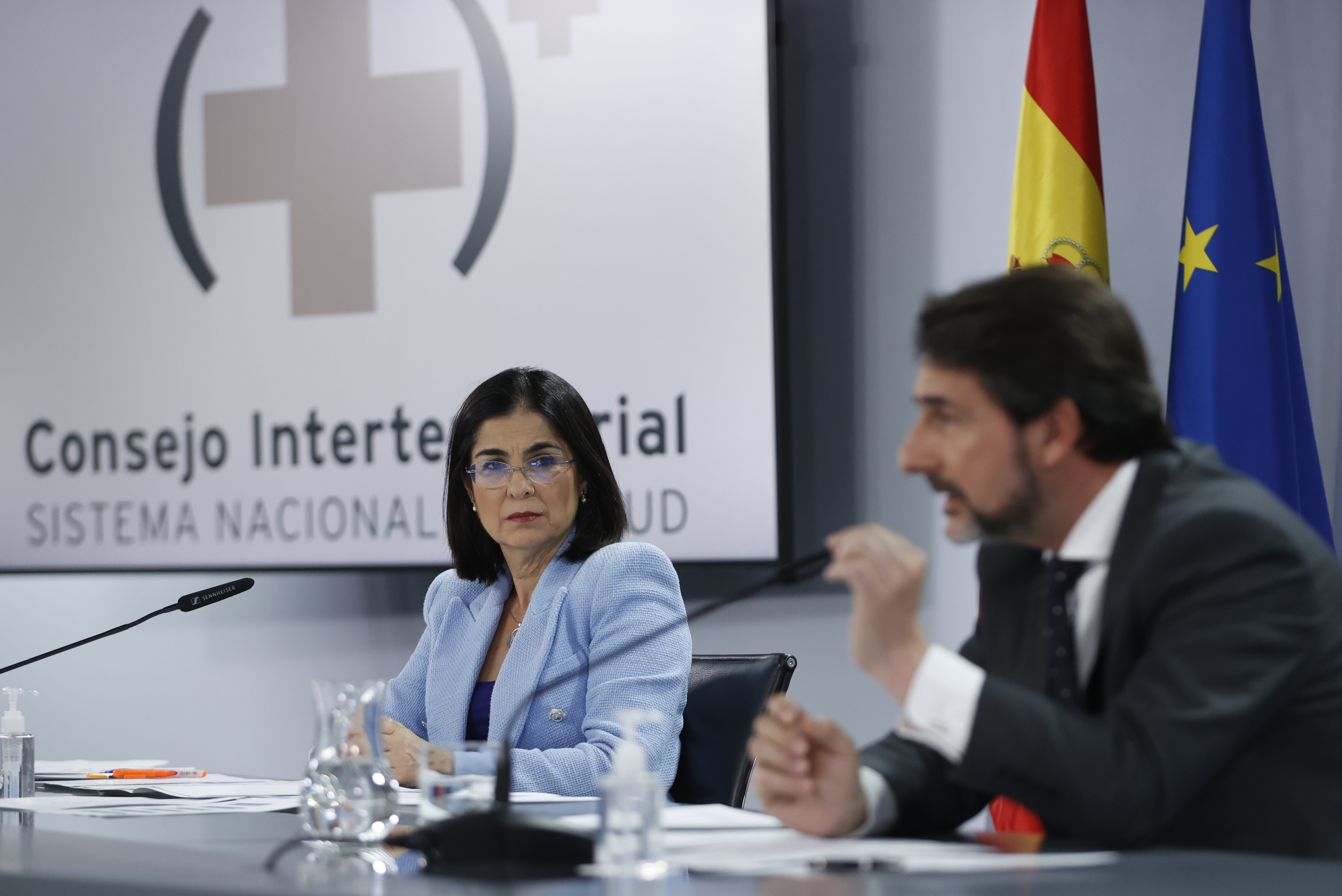 La ministra de Sanidad,  Carolina Darias, junto al director del ISCIII, Cristóbal Belda.