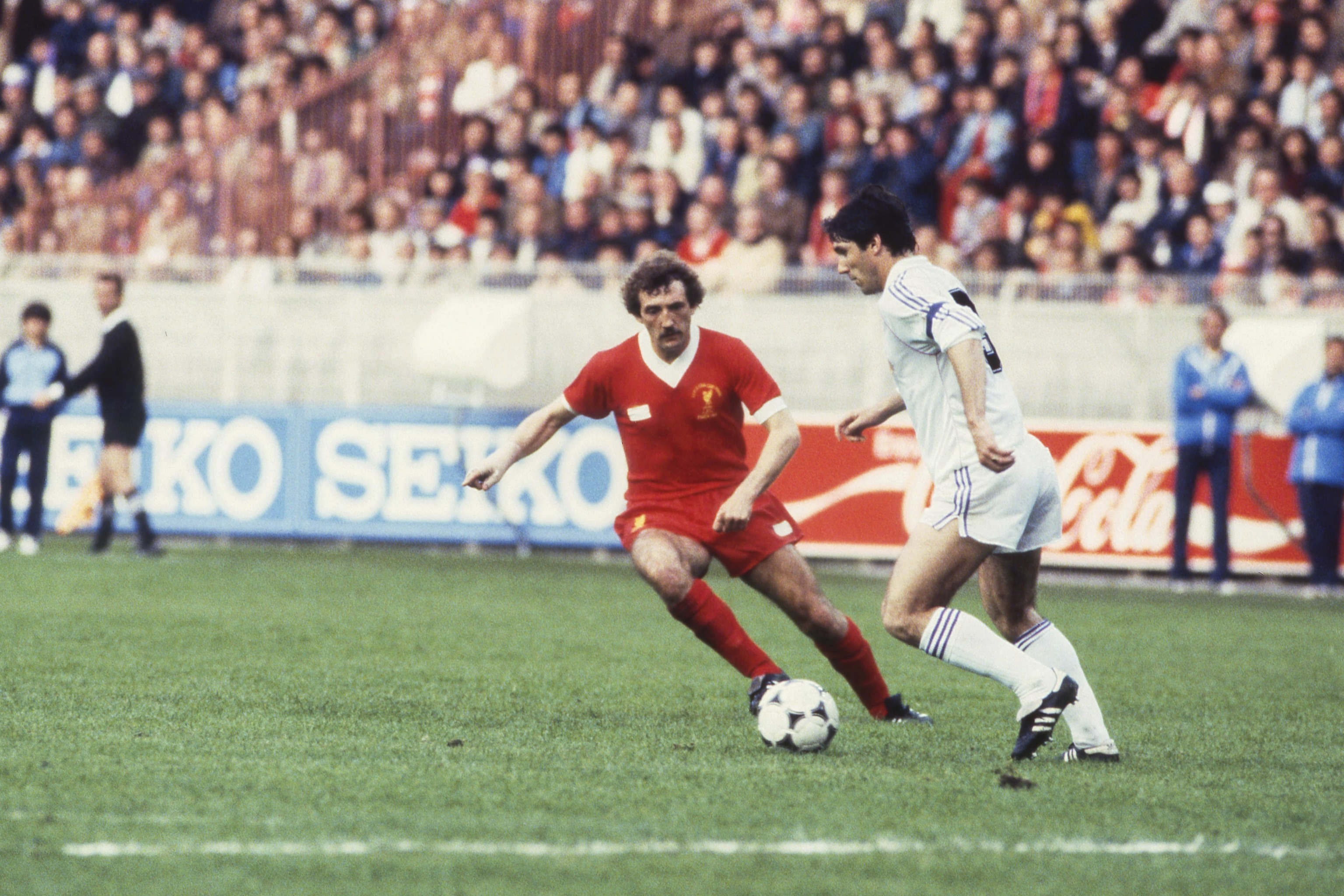 Santillana and Alan Kennedy in the 1981 European Cup Final.
