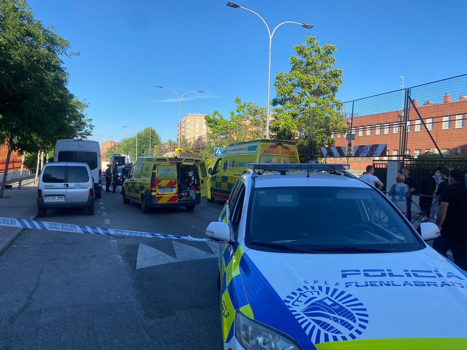 Ambulancias del Summa y efectivos de la Polica Municipal de Fuenlabrada en el lugar del atropello.