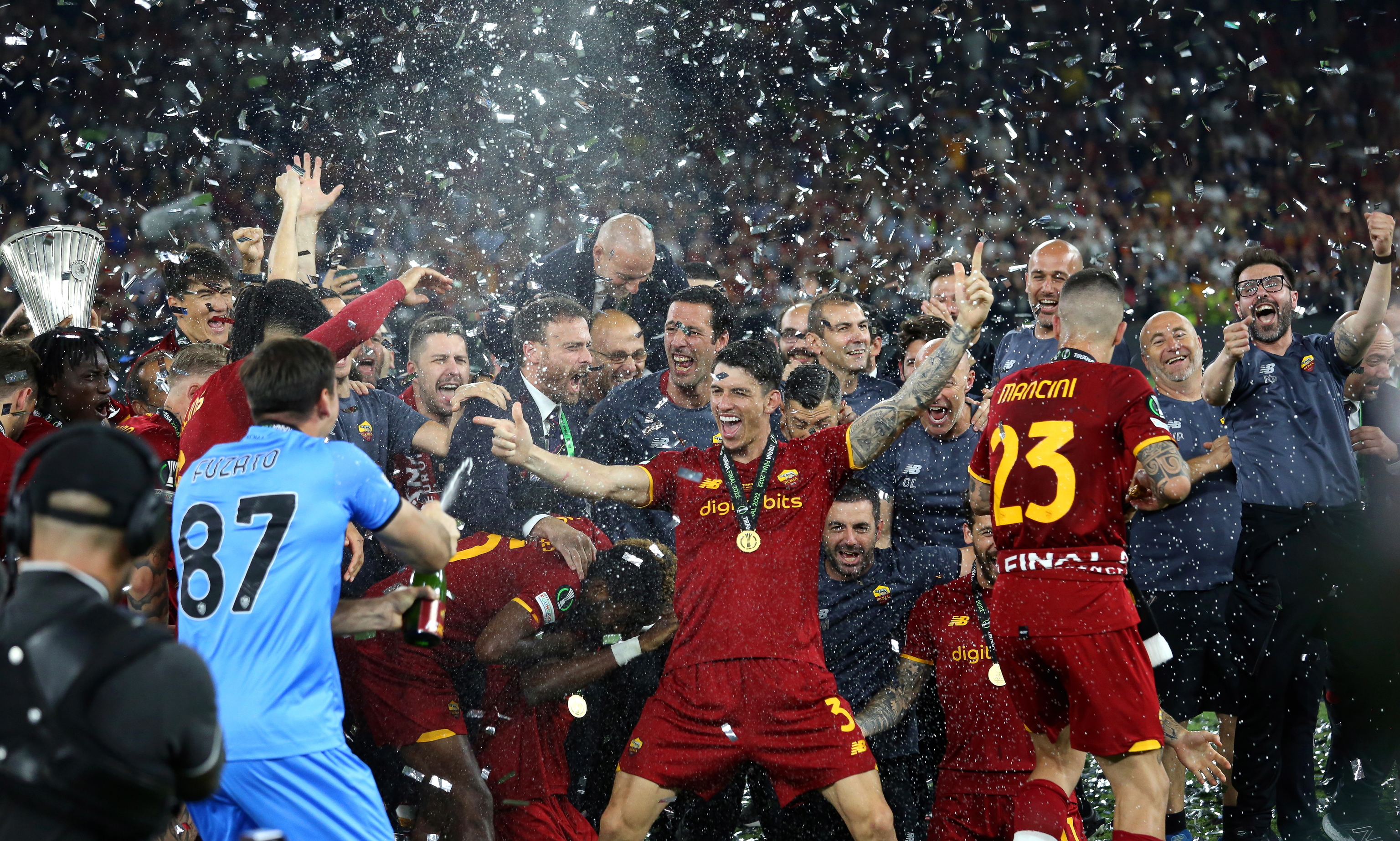 Los jugadores de la Roma celebran el ttulo.
